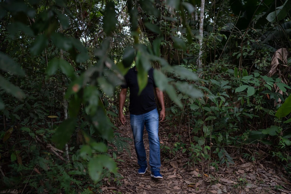 Homem vítima de ameaças de morto por conflitos de terra em Porto Velho, Rondônia, se esconde entre folhagens