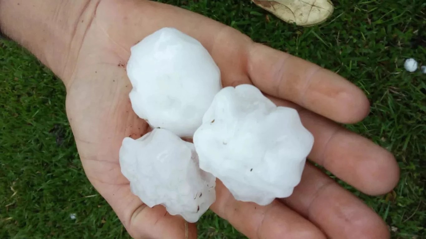 Resto de granizo após temporal no Rio Grande do Sul em 27 de abril de 2024