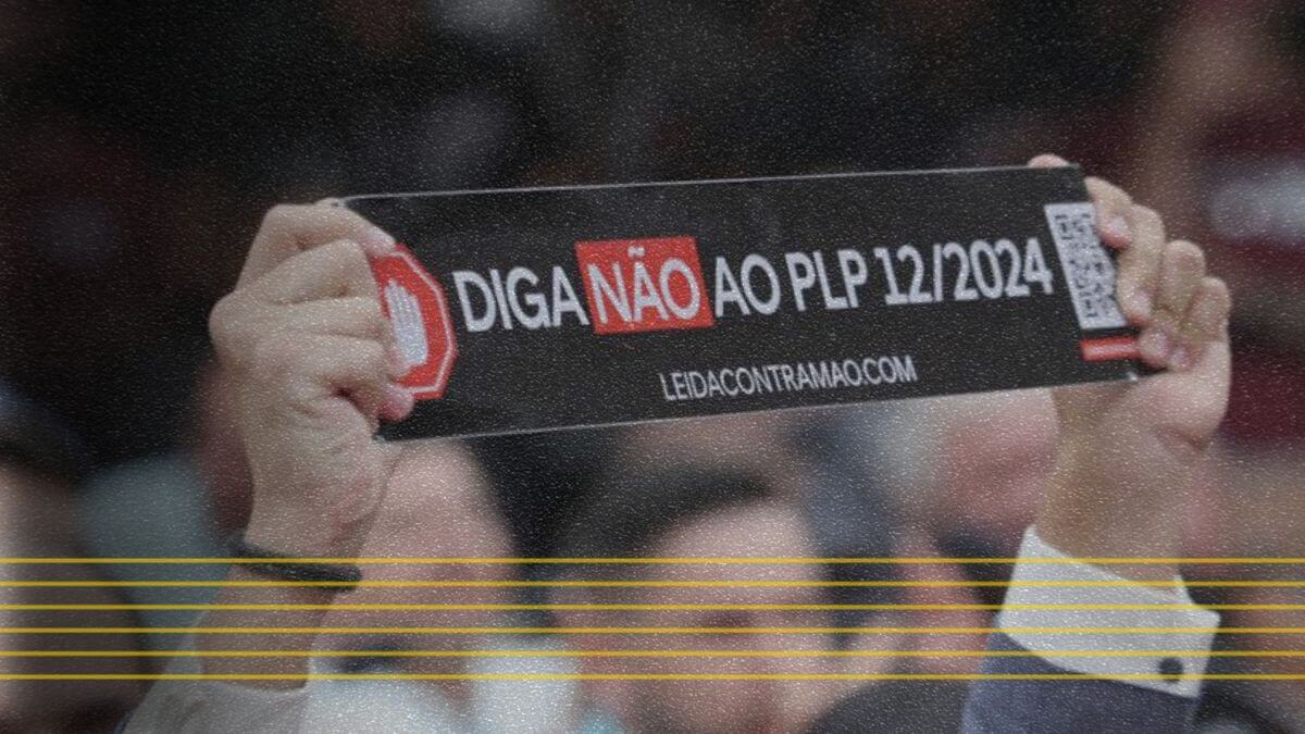 Homem segura placa com os dizeres "Diga não ao PLP 12/2024", conhecido como PLP da Uber, que trata da regulação do trabalho de motoristas de aplicativo