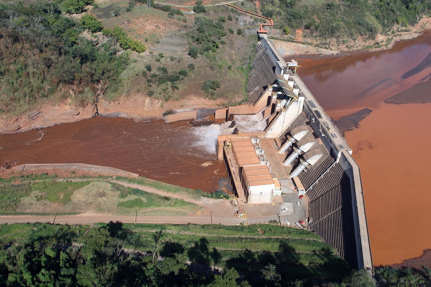 Hidrelétrica Risoleta Neves, em novembro de 2015, atingida pela lama da Samarco em Mariana