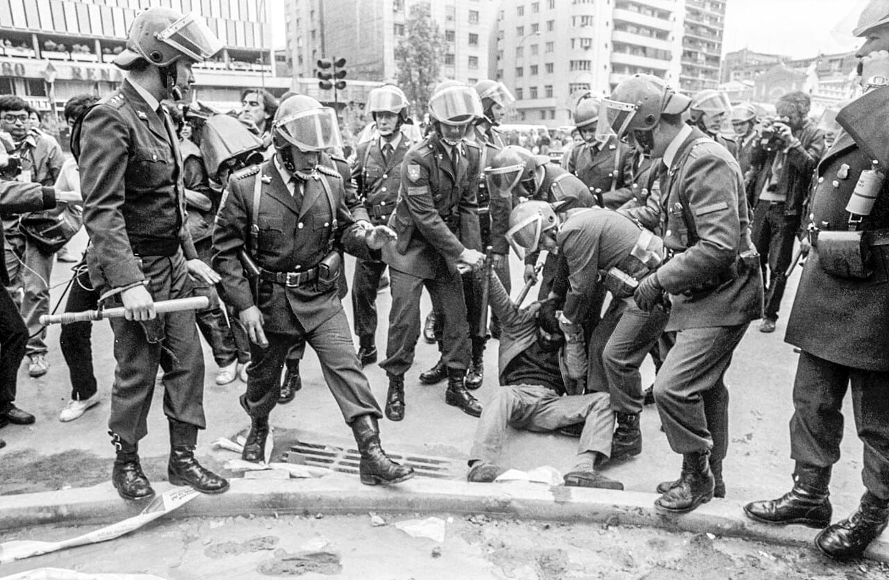 Repressão a manifestantes durante a ditadura civil militar no Chile, em março de 1987