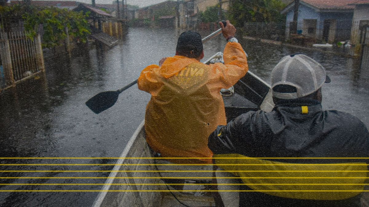 Barqueiro socorre moradores em cidade do Rio Grande do Sul após enchentes