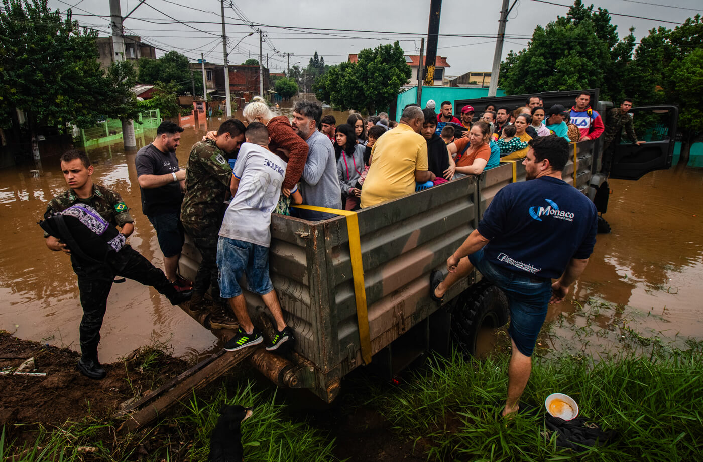 Caminhão do exército resgata às pressas moradores do bairro Santos Dummont