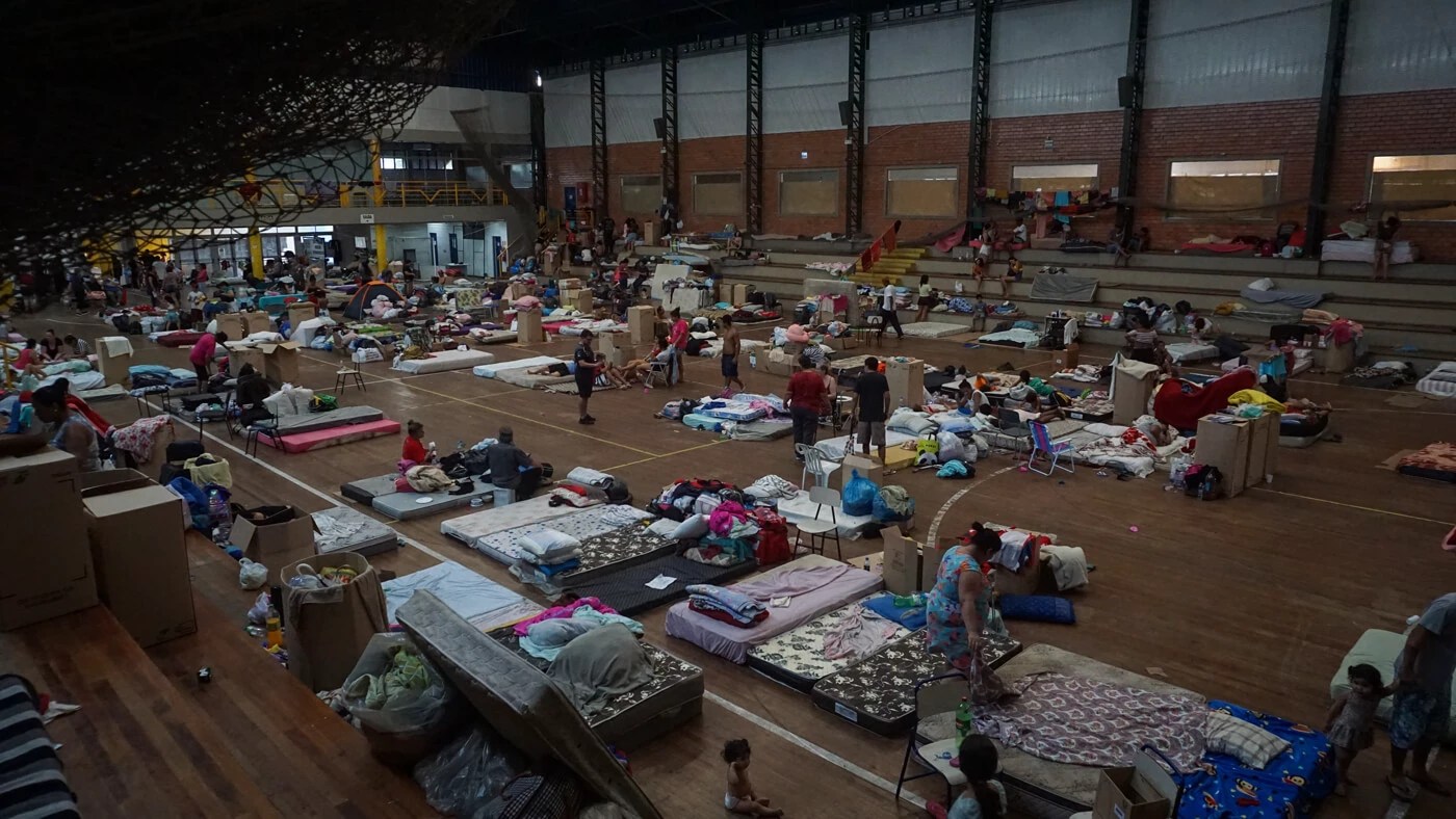 Espaço onde os desabrigados dormem no Centro de Eventos de São Leopoldo, no Rio Grande do Sul
