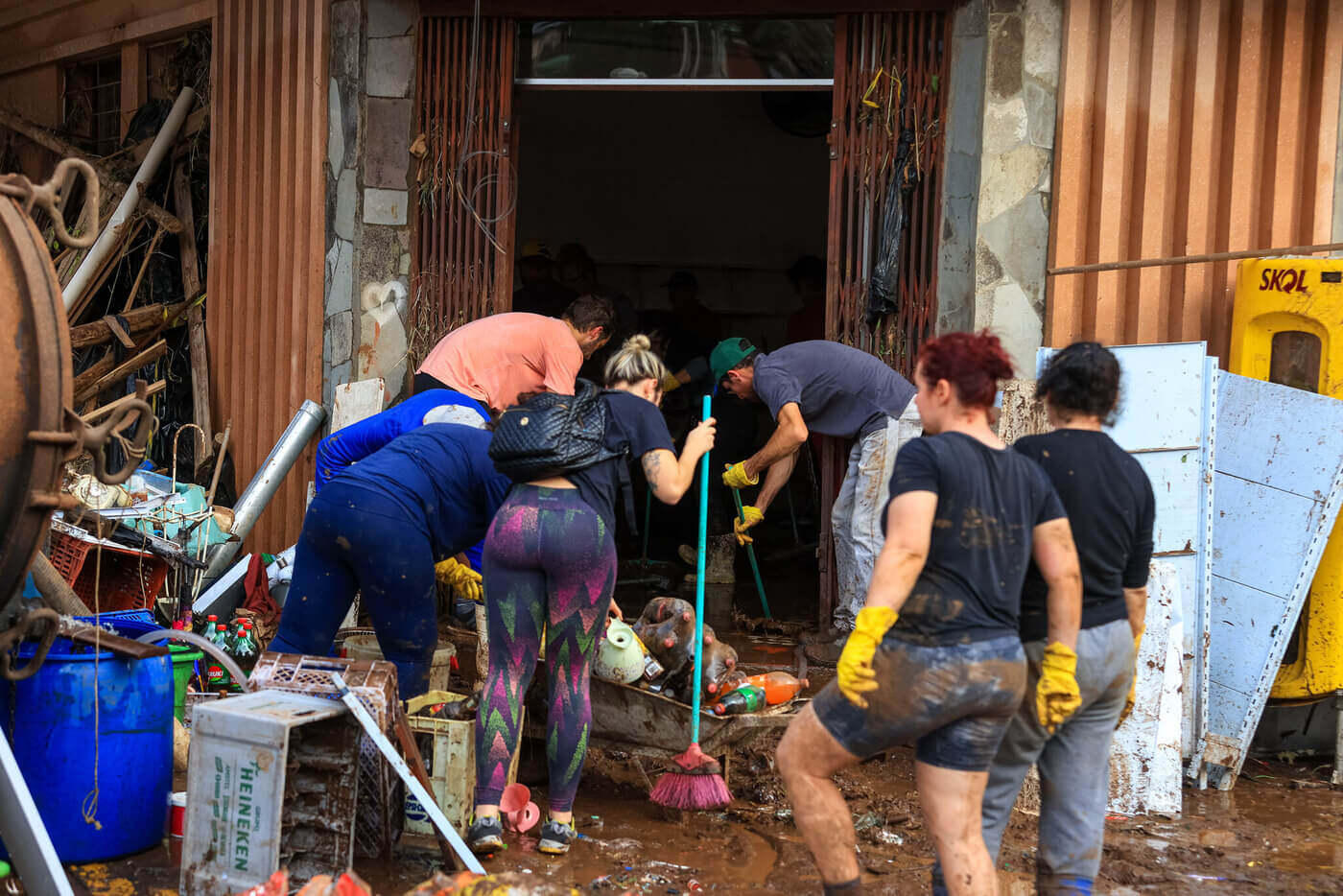 Moradores limpam ruas enlameadas de Muçum