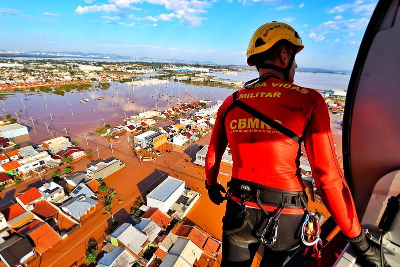 RS, BRASIL- 5.5.2024 - Operação de resgate com o helicóptero do Corpo de Bombeiros na Região Metropolitana