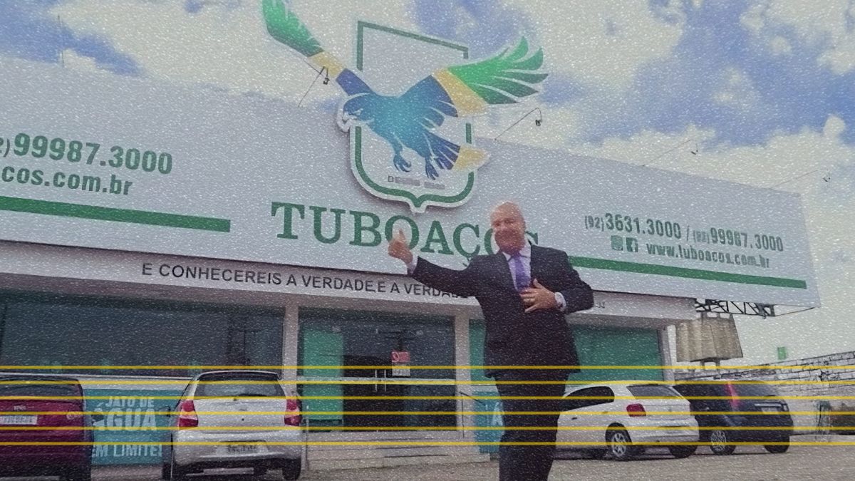 Sikêra Júnior, garoto propaganda da Tuboaços em frente a sede da empresa. Empresa é parceira do CPAC, de Eduardo Bolsonaro