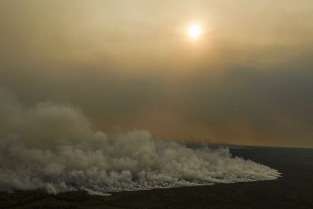 Cortina de fumaça cobre o pantanal brasileiro