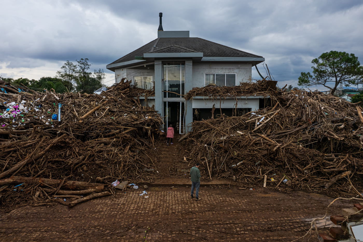 Imagem mostra casa soterrada por troncos de árvores após enchentes no Rio Grande do Sul (RS) em maio de 2024