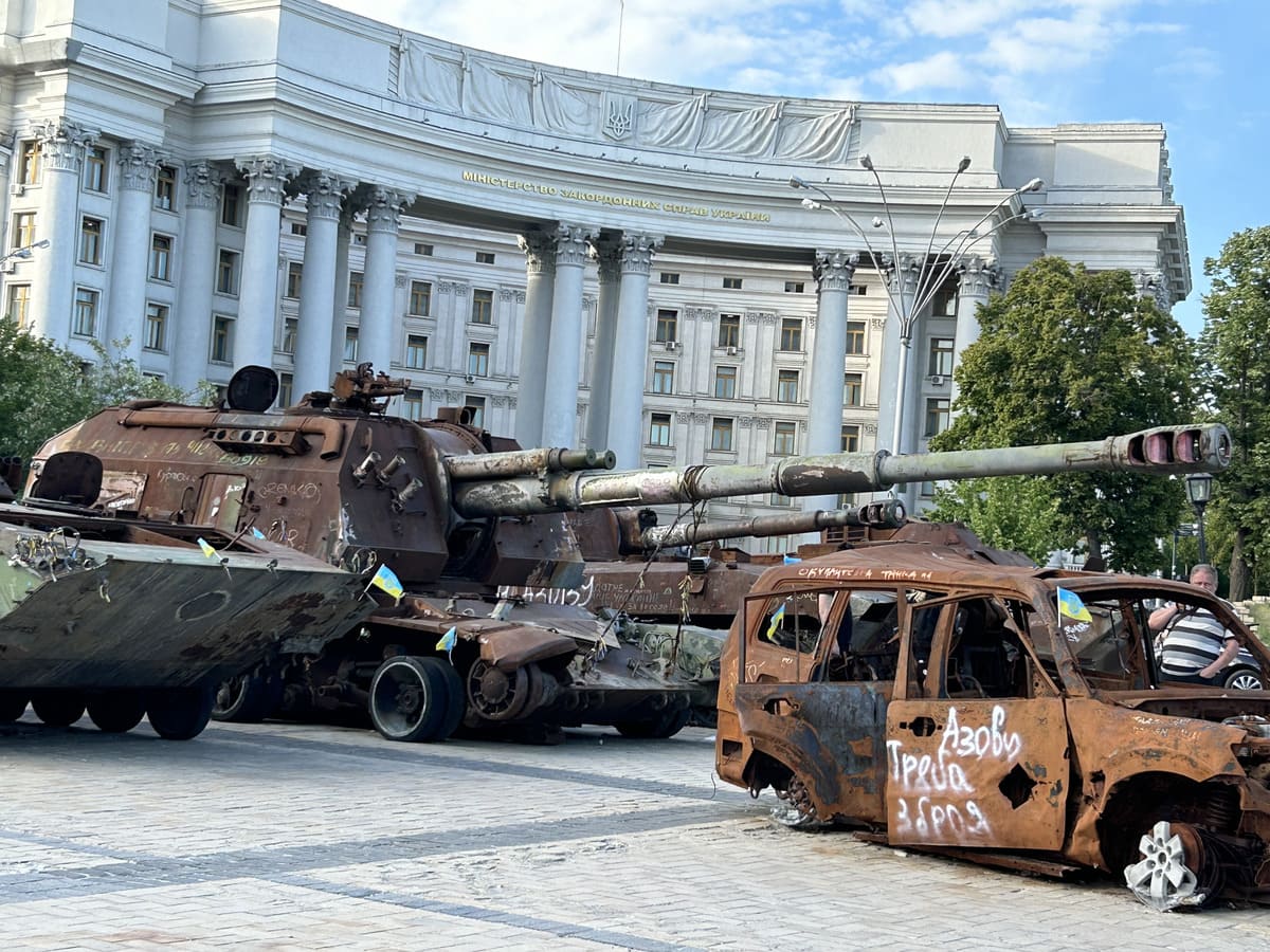 Na praça diante do Ministério do Exterior da Ucrânia, tanques enferrujados apreendidos dos russos viraram uma escultura permanente