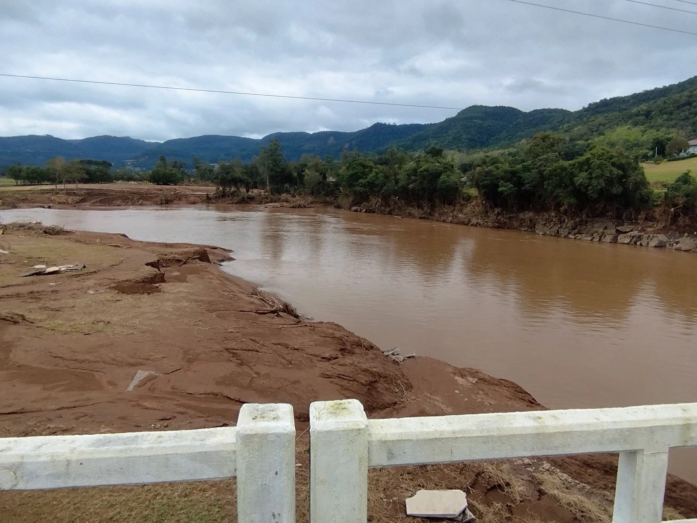 Margem do rio Taquari com área à esquerda desmatada e área à direita preservada