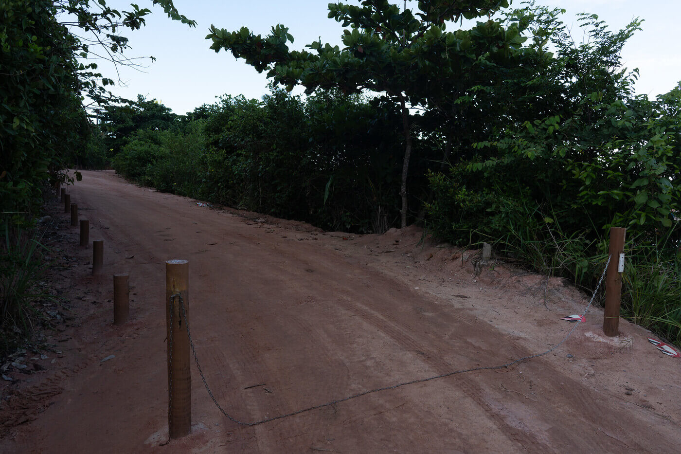 Barreiras ao longo da estrada de terra que dá na Lagoa Azul, na Bahia
