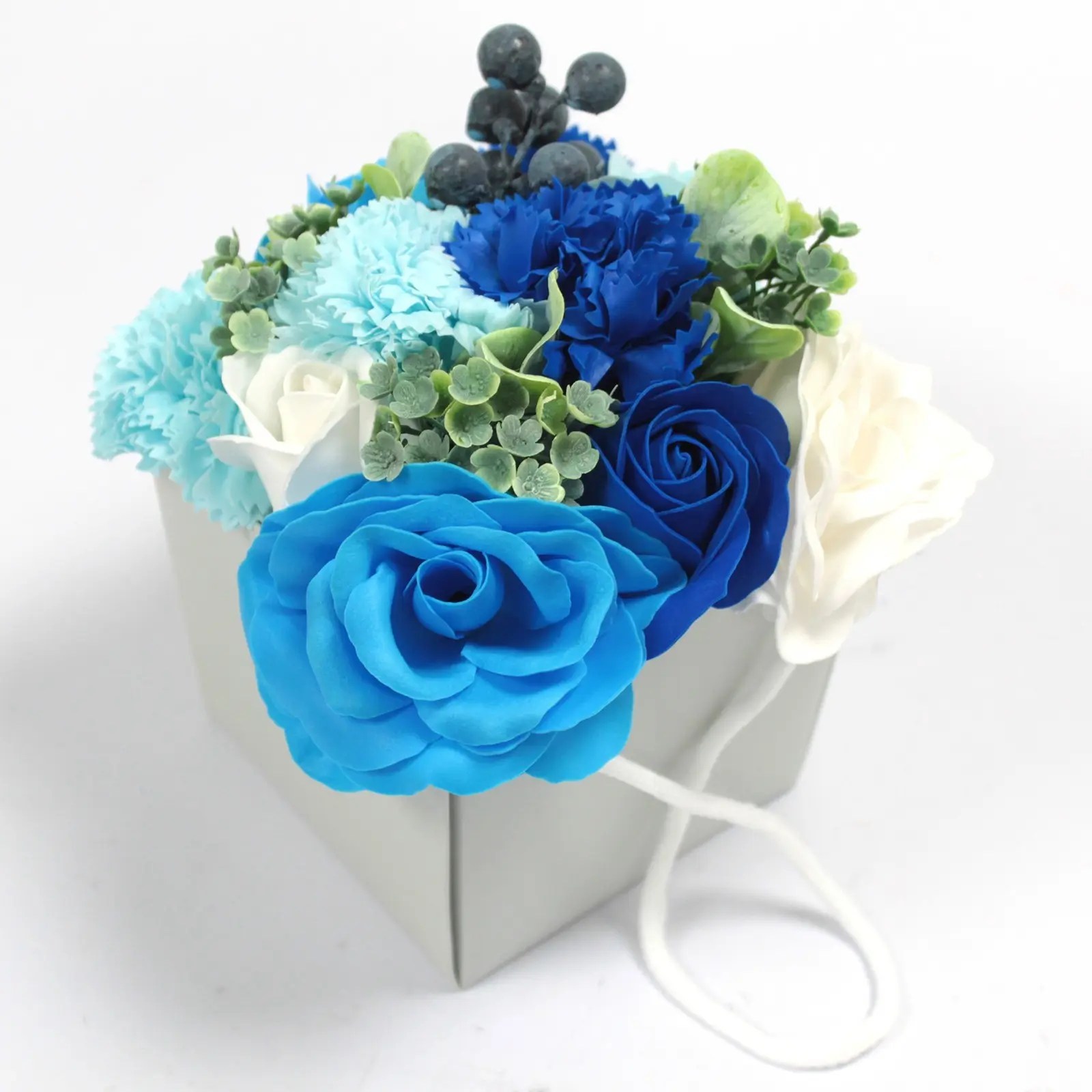 caixa com flores de sabão azul