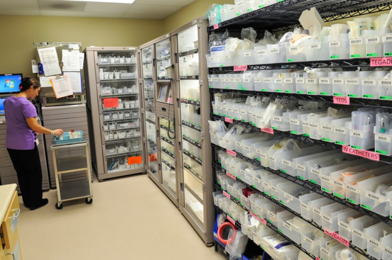 A pharmacy technician works in the lab at AVH.