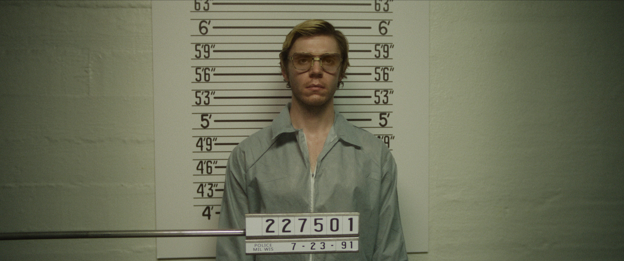 Netflix S Dahmer Trailer 2 Evan Peters Gets Away With Murder