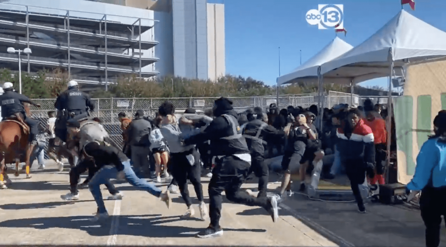 Videos Show Crowd Stampede At Travis Scott Concert That Left 8 Dead Hundreds Hurt Boing Boing