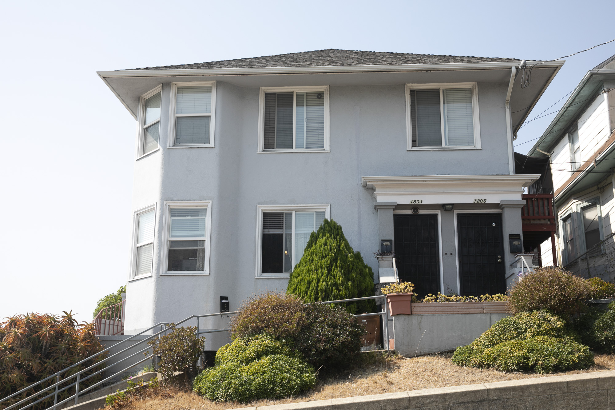 A multi-family home in Oakland on Sept. 2, 2020. Photo by Anne Wernikoff for CalMatters