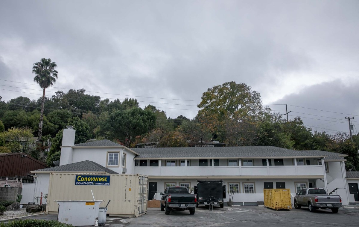 Americas Best Value Inn Corte Madera, un motel de 18 unidades, se encuentra entre las propiedades que Project Homekey está apuntando para viviendas para personas sin hogar. El programa de $800 millones expira a fin de año. Foto de Anne Wernikoff para CalMatters