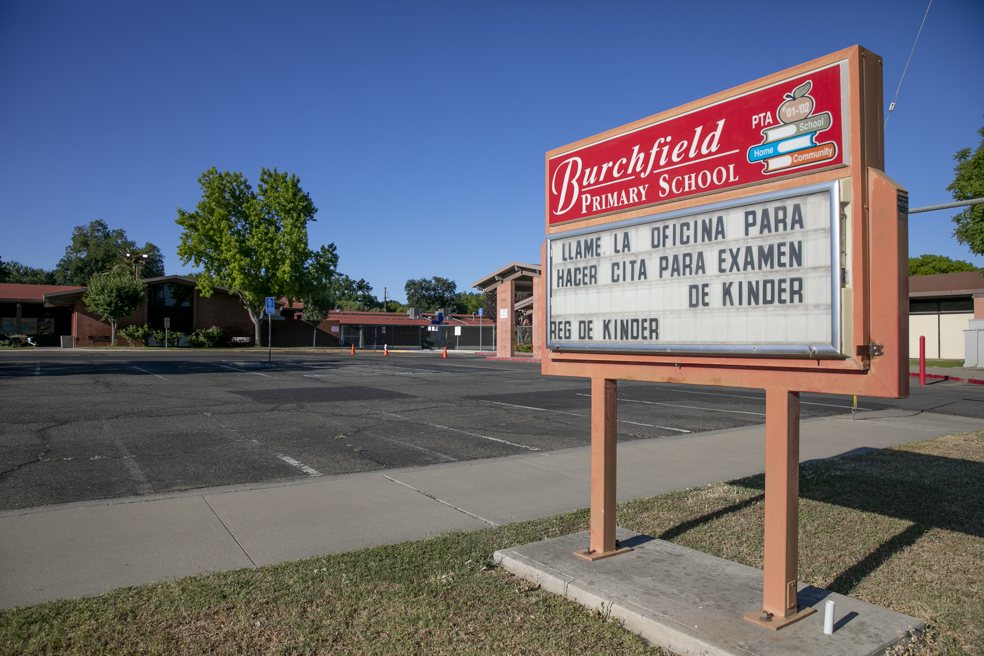 The Burchfield primary school marquee written in Spanish and English informing parents to call the school office to make a kindergarten entrance exam appointment in Colusa on May 25, 2021. Photo by Anne Wernikoff, CalMatters