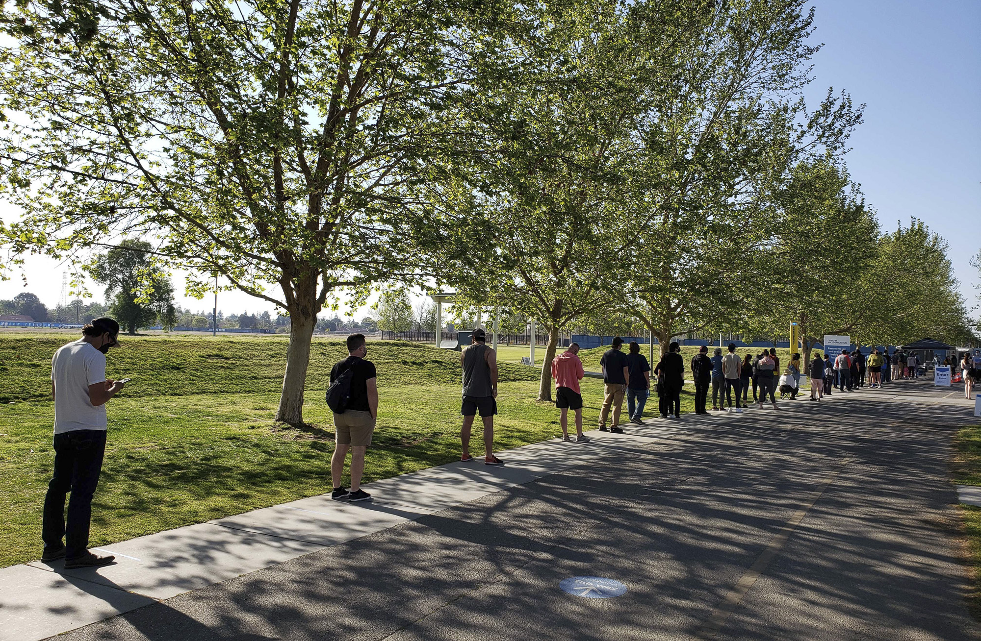 People line up for the Pfizer COVID-19 vaccine at CSU Bakersfield on April 7, 2021. Photo by Mikhail Zinshteyn, CalMatters