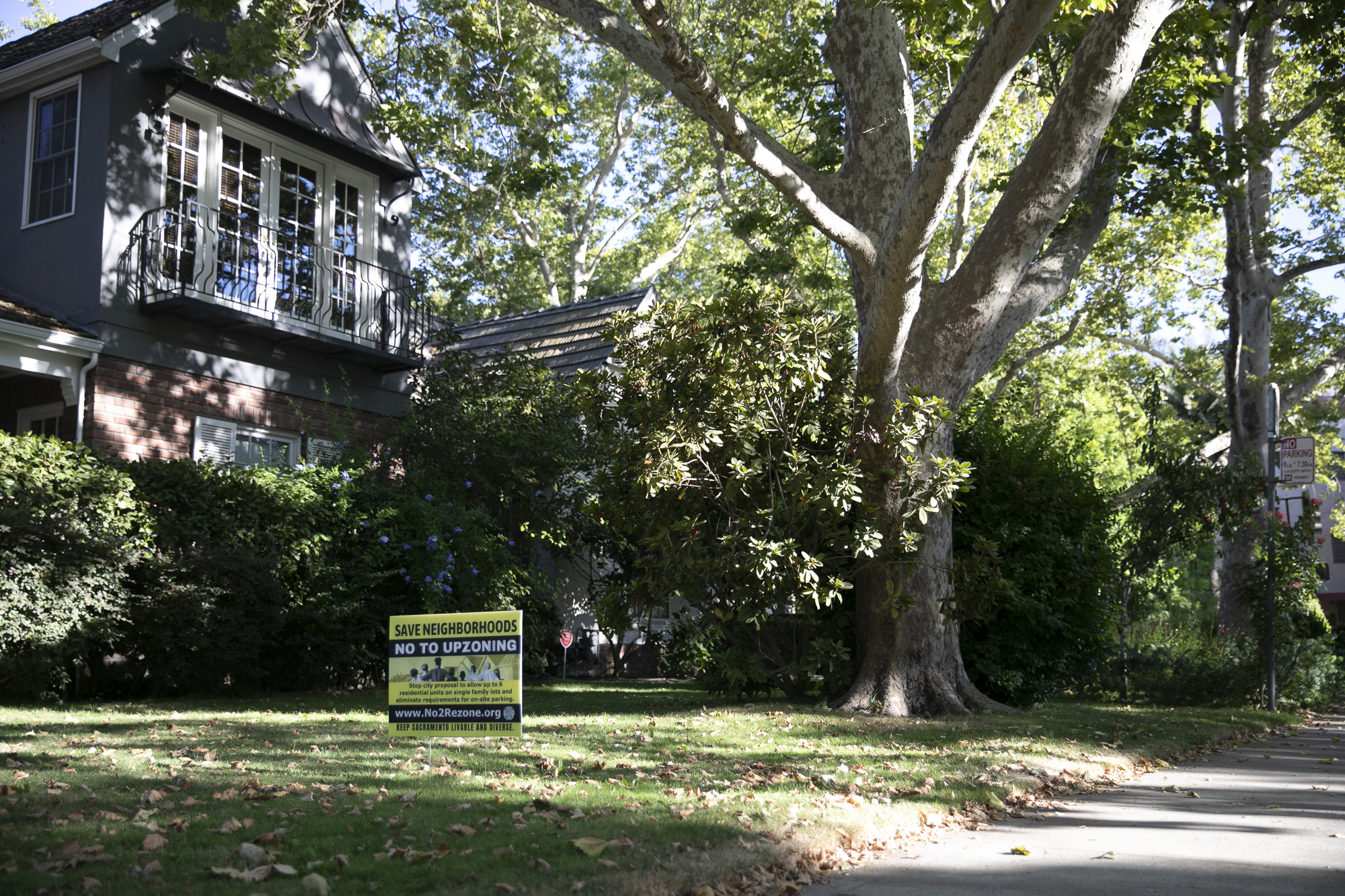 A 'No to upzoning' sign placed on the lawn of an East Sacramento home on Aug. 4. 2021. Photo by Anne Wernikoff, CalMatters