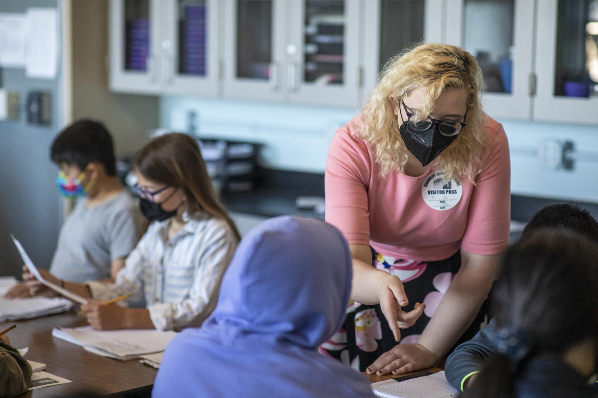 Patricia Wallinga, substitute teacher at AP Gianni Middle School, on April 22, 2022. Photo by Martin do Nascimento, CalMatters
