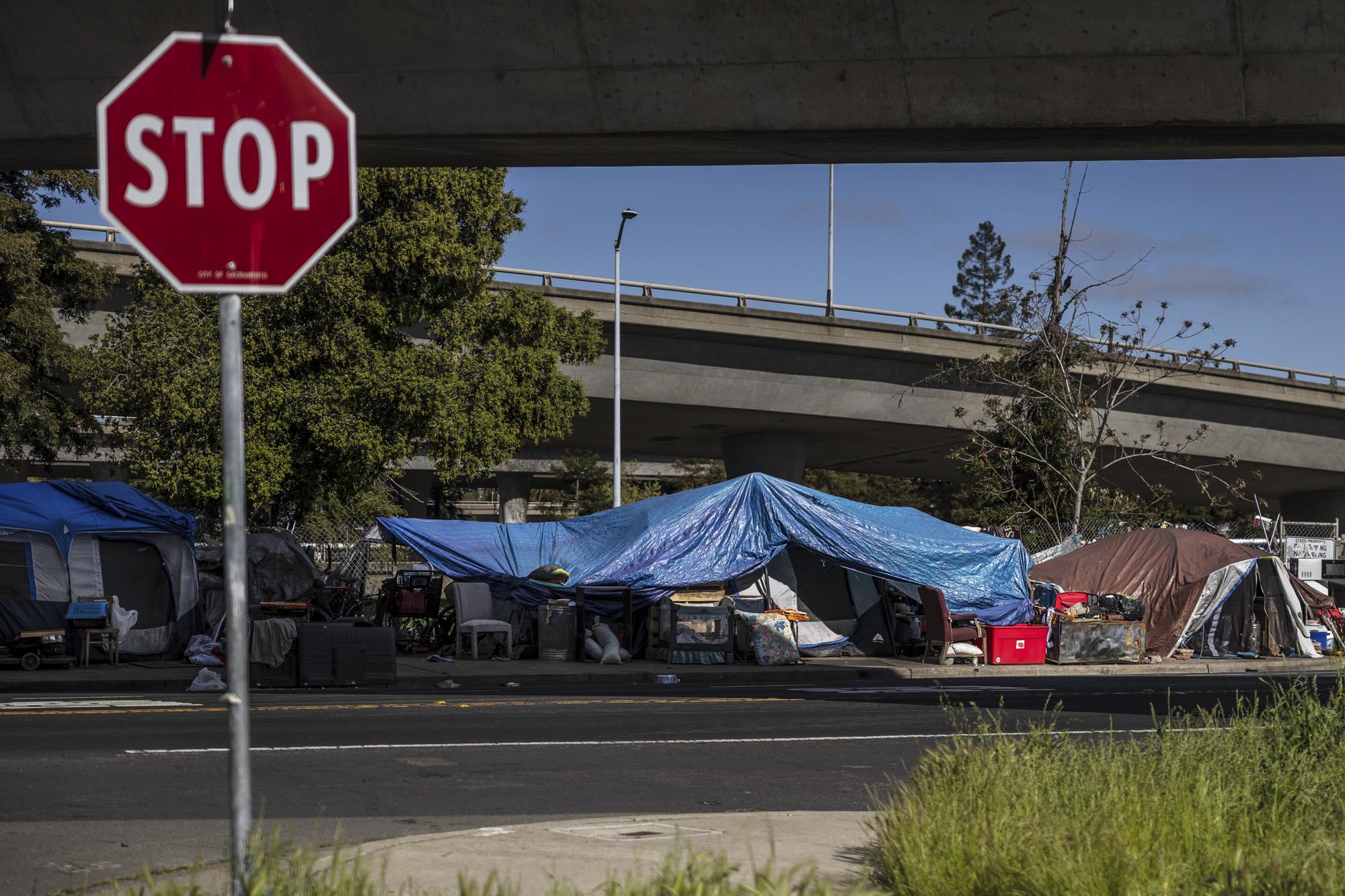 A homeless encampment on W Street and Alhambra Boulevard in Sacramento on April 11, 2023. Photo by Rahul Lal, CalMatters