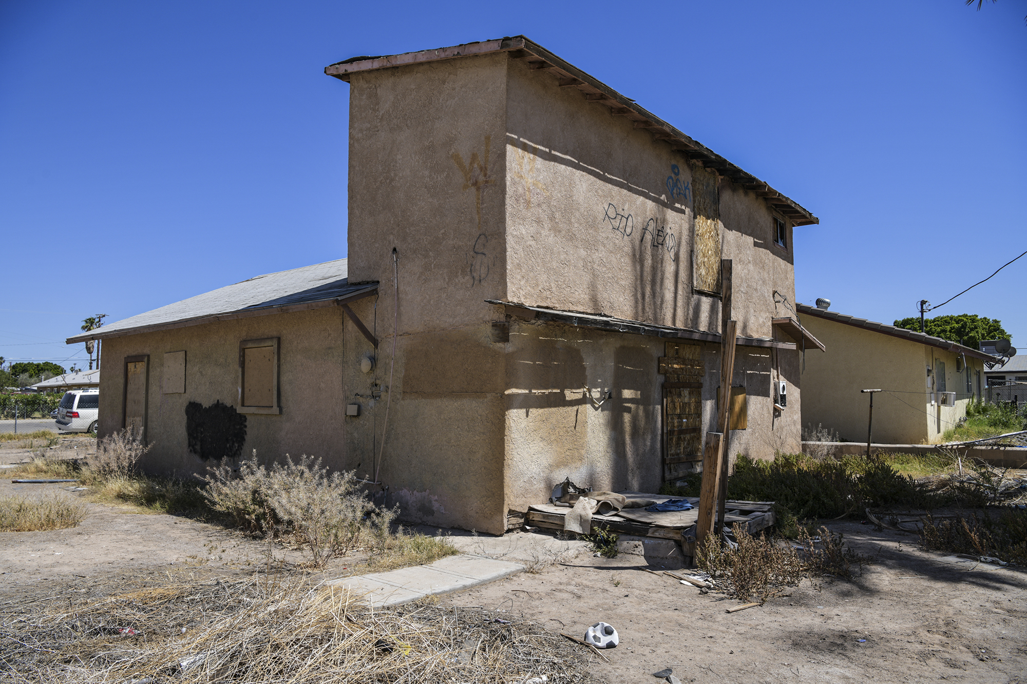 A vacant house sits off the road in Blythe on May 8, 2023. Photo by Pablo Unzueta for CalMatters