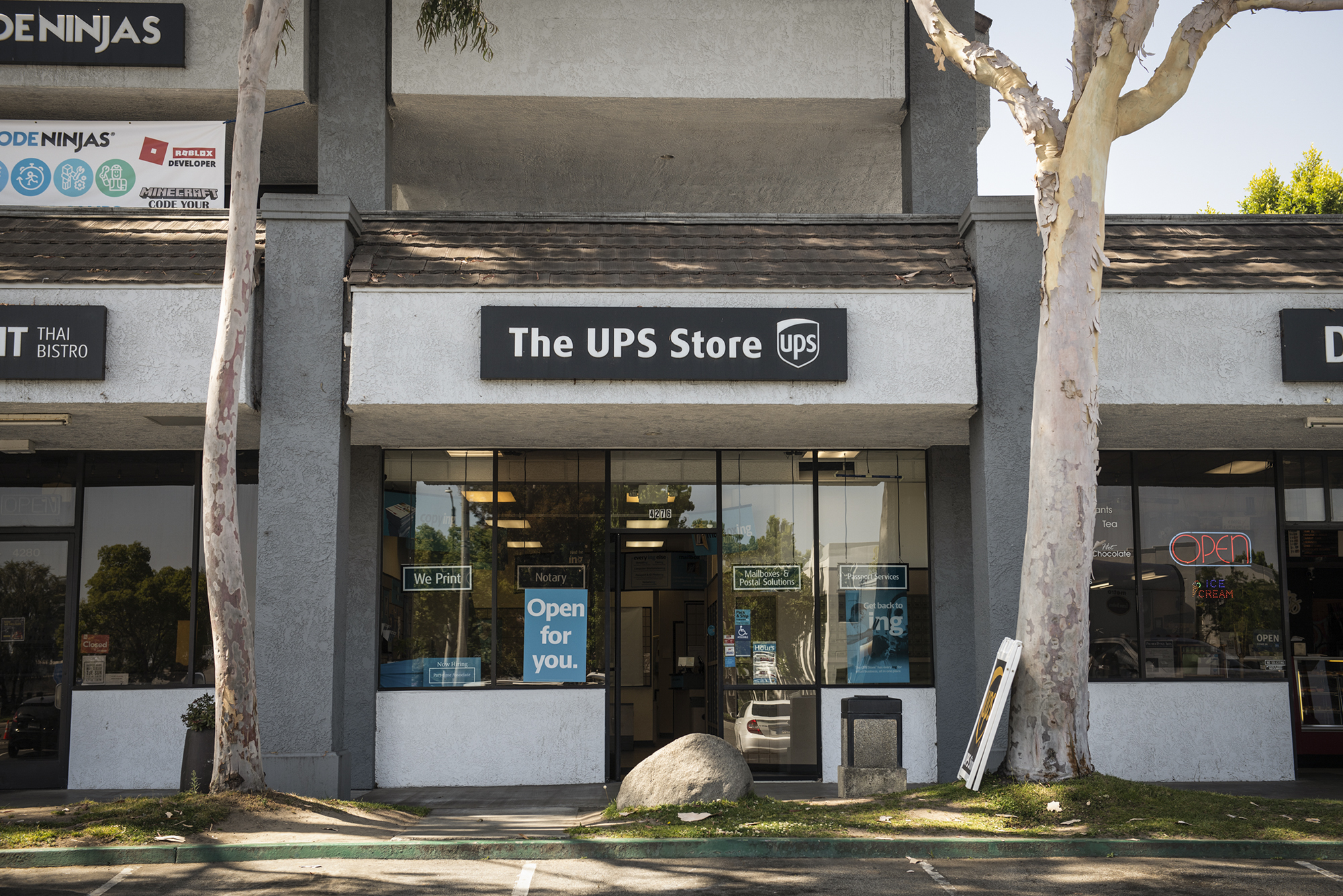 A UPS store in Los Alamitos on June 1, 2022. Photo by Pablo Unzueta for CalMatters