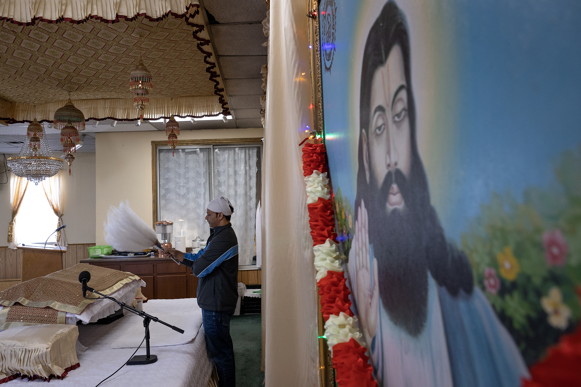 A worshipper at the Shri Guru Ravidass Temple in Rio Linda on June 3, 2023. Photo by Miguel Gutierrez Jr., CalMatters