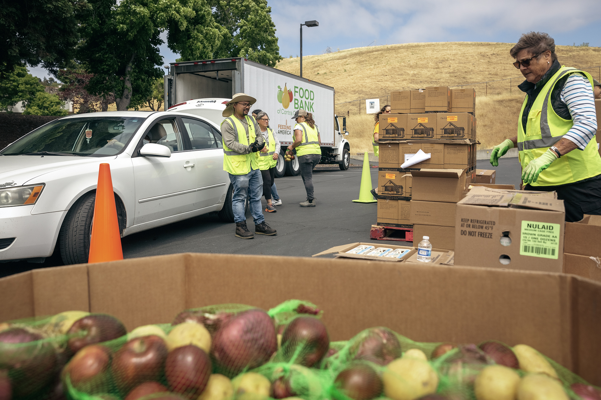 Volunteers and staff with the Food Bank of Contra Costa and Solano load groceries into cars in Vallejo on June 7, 2023. Photo by Shelby Knowles for CalMatters