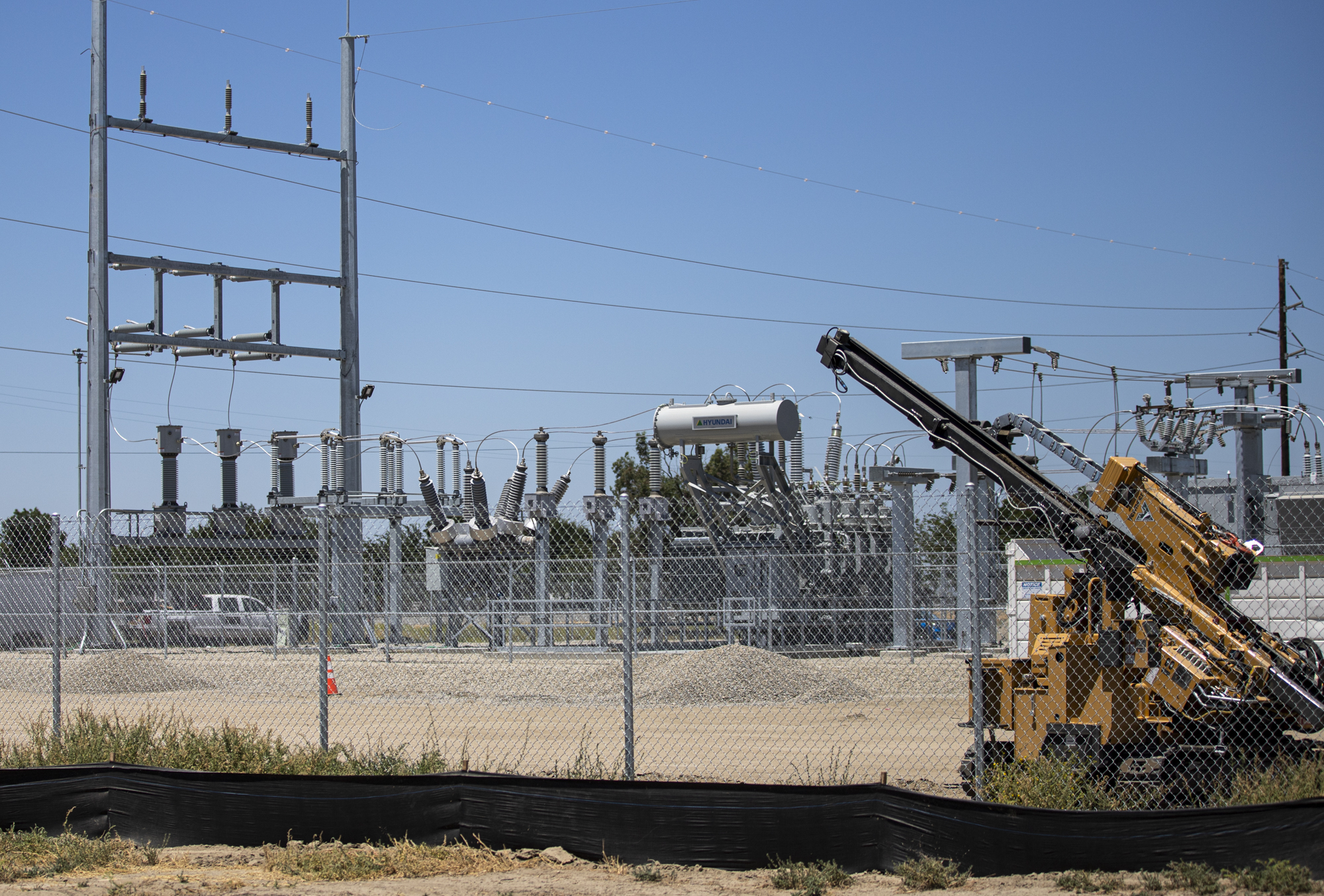 Construction site of an electrical substation near Stratford on July 25, 2022. Photo by Larry Valenzuela, CalMatters/CatchLight Local