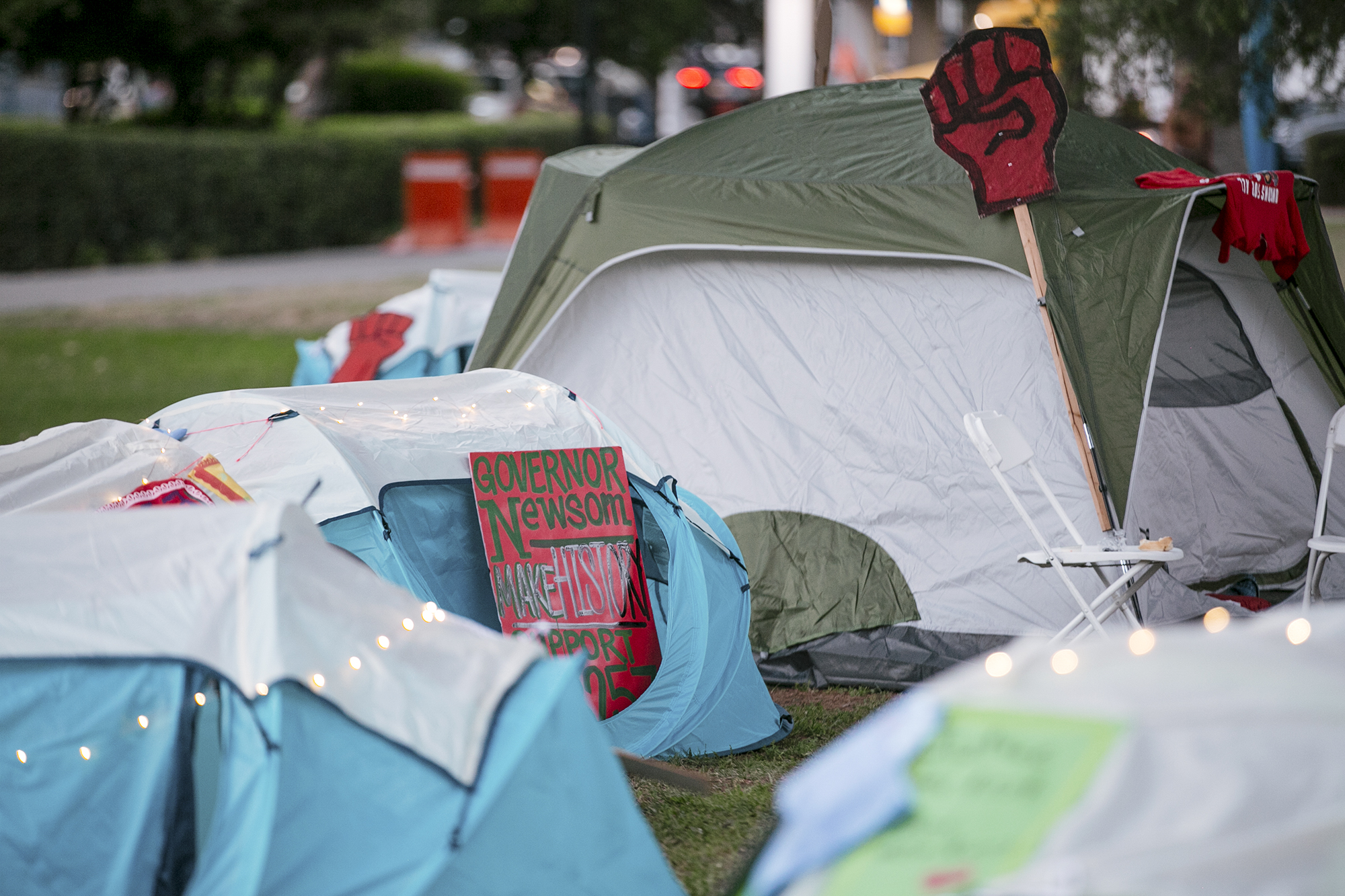 AB 257 supporters set up a camp to raise awareness of the legislation at the state Capitol in Sacramento on Aug. 16, 2022. Photo by Rahul Lal, CalMatters