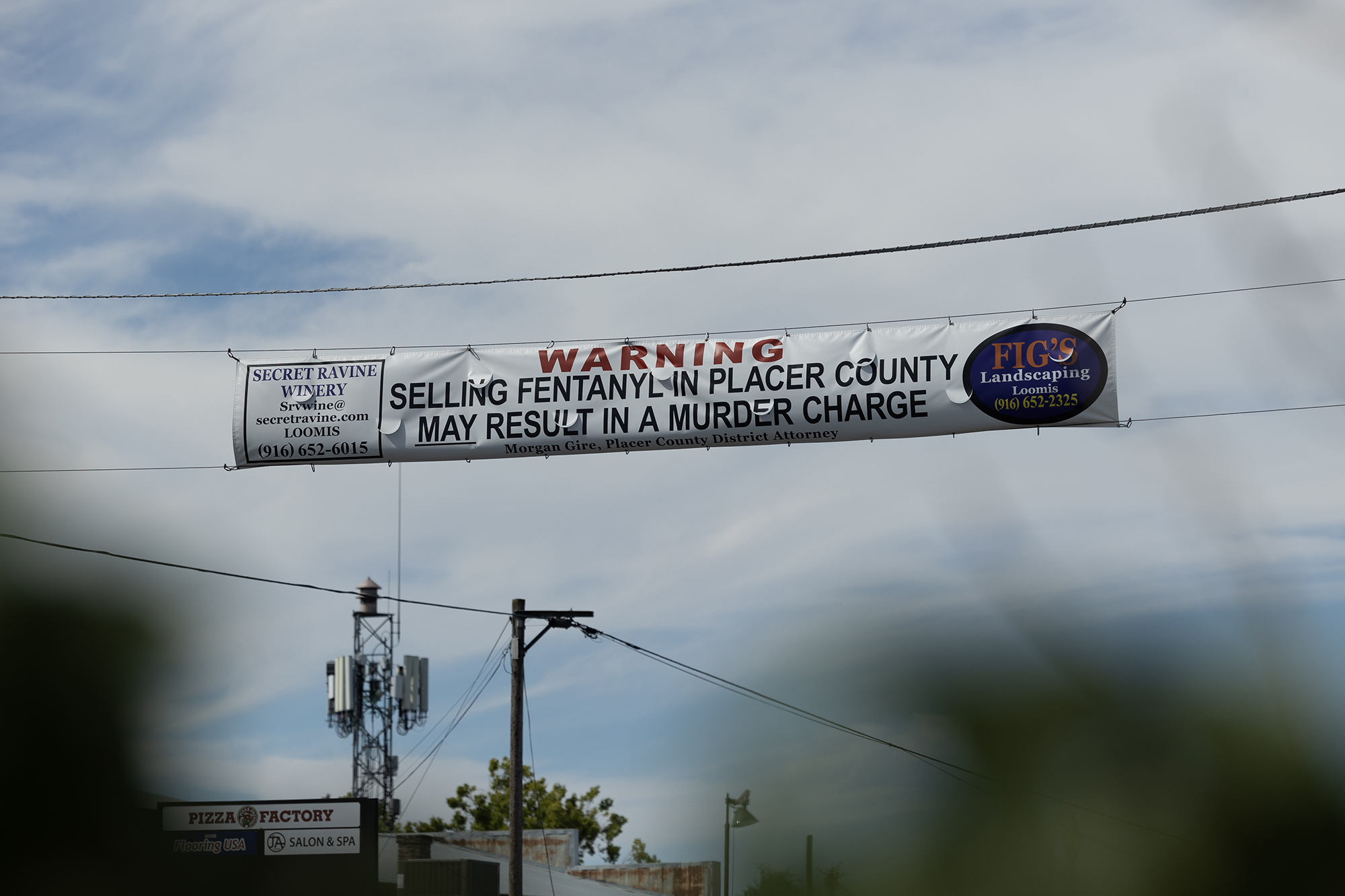 A sign warning against selling fentanyl in Placer County hangs over Taylor Road in Loomis on July 24, 2023. Photo by Miguel Gutierrez Jr., CalMatters