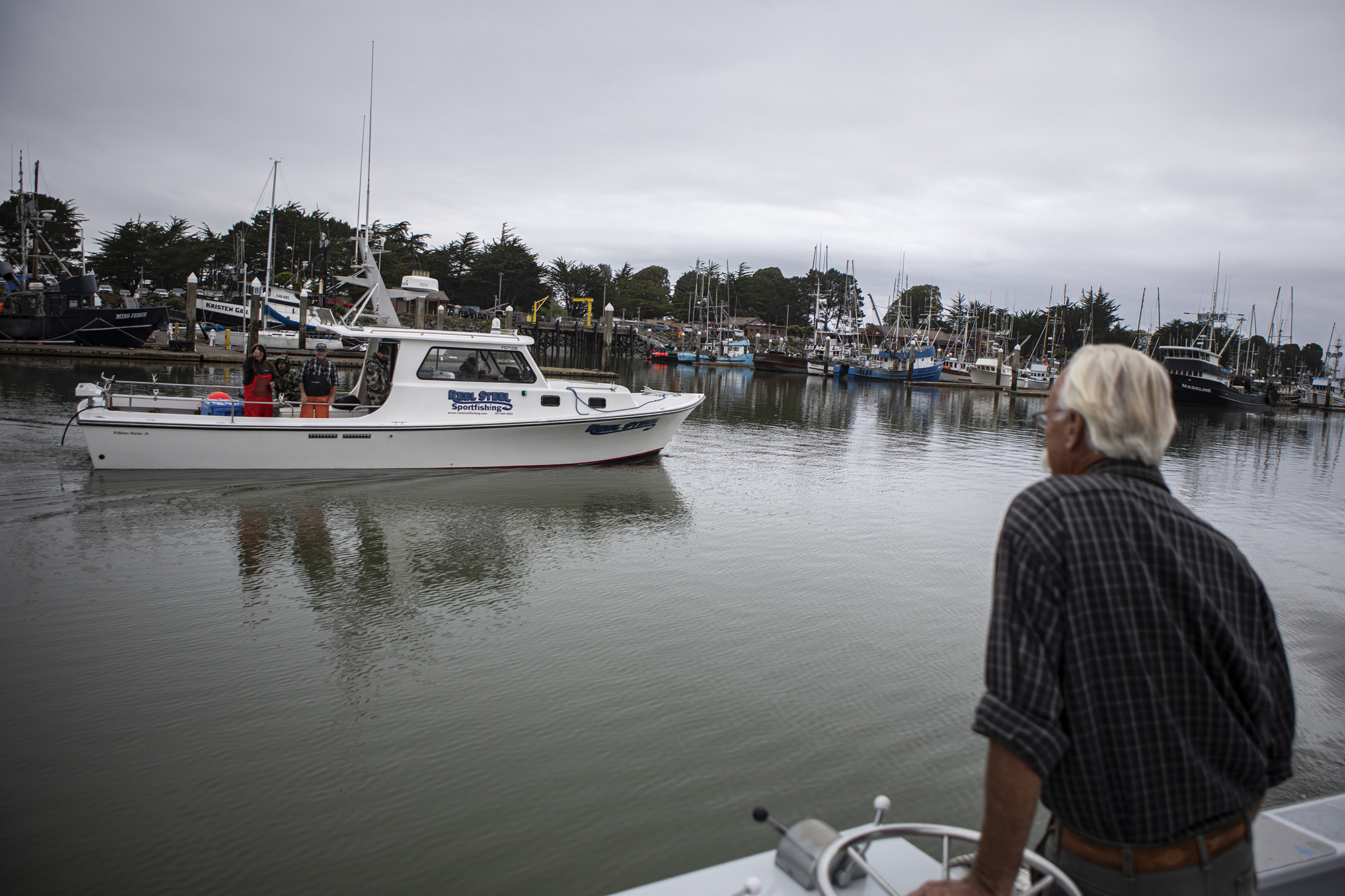 Fisherman Ken Bates drives his fishing boat through the marina in the Humboldt Bay in Eureka on June 7, 2023. Photo by Larry Valenzuela, CalMatters/CatchLight Local