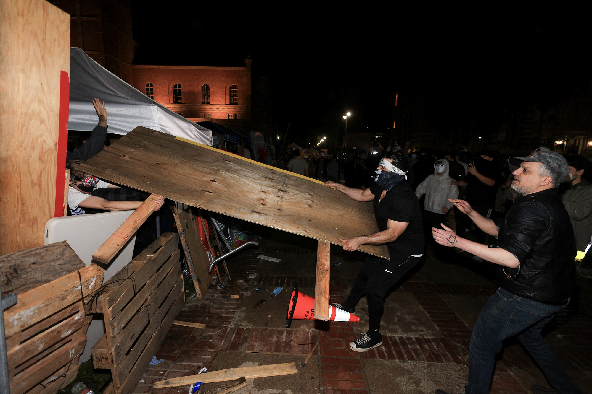 Counter-protesters attack an encampment of pro-Palestinian protesters on the campus of the University of California, Los Angeles (UCLA), amid the ongoing conflict between Israel and the Palestinian Islamist group Hamas, in Los Angeles, on May 1, 2024. Photo by David Swanson, Reuters