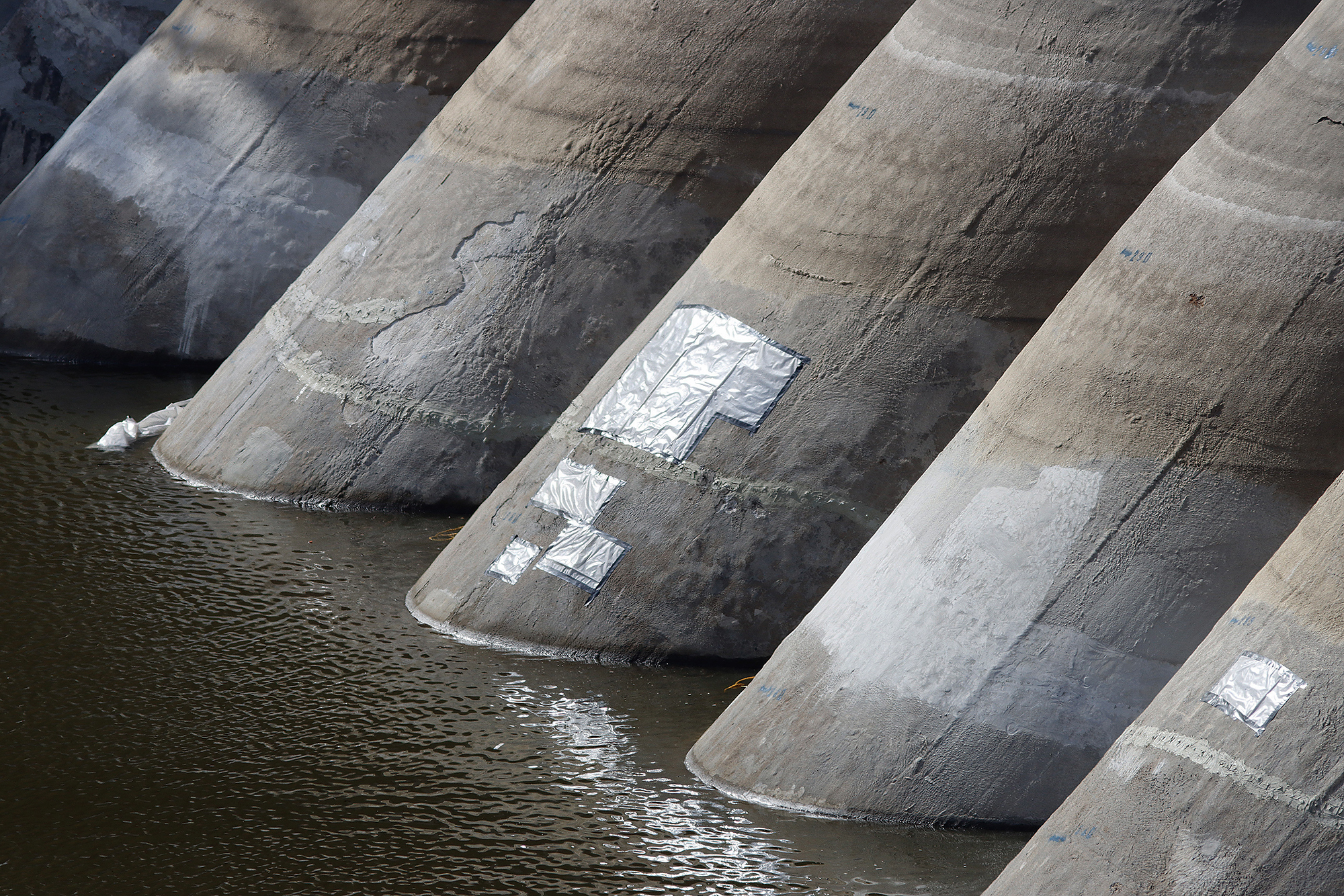 San Diego’s Lake Hodges Dam under repair in fall of 2022. The dam is expected to be replaced in the next decade. The dam, built as a multiple arch design, was completed in 1918, and purchased by the City of San Diego in 1925. Photo courtesy of John Gastaldo