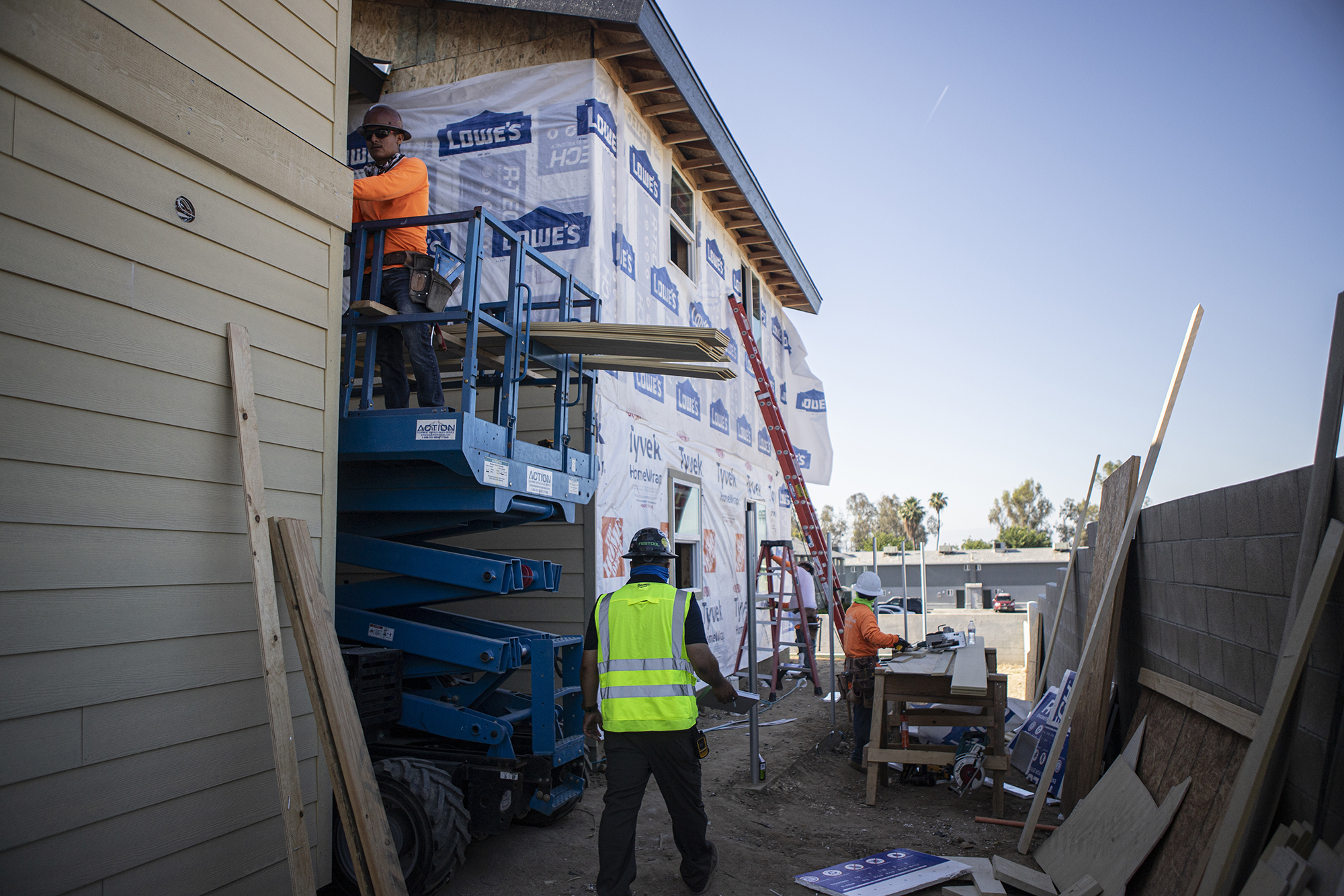 Construction workers building an apartment complex site for an affordable housing project in Bakersfield on May 29, 2024. Photo by Larry Valenzuela, CalMatters/CatchLight Local