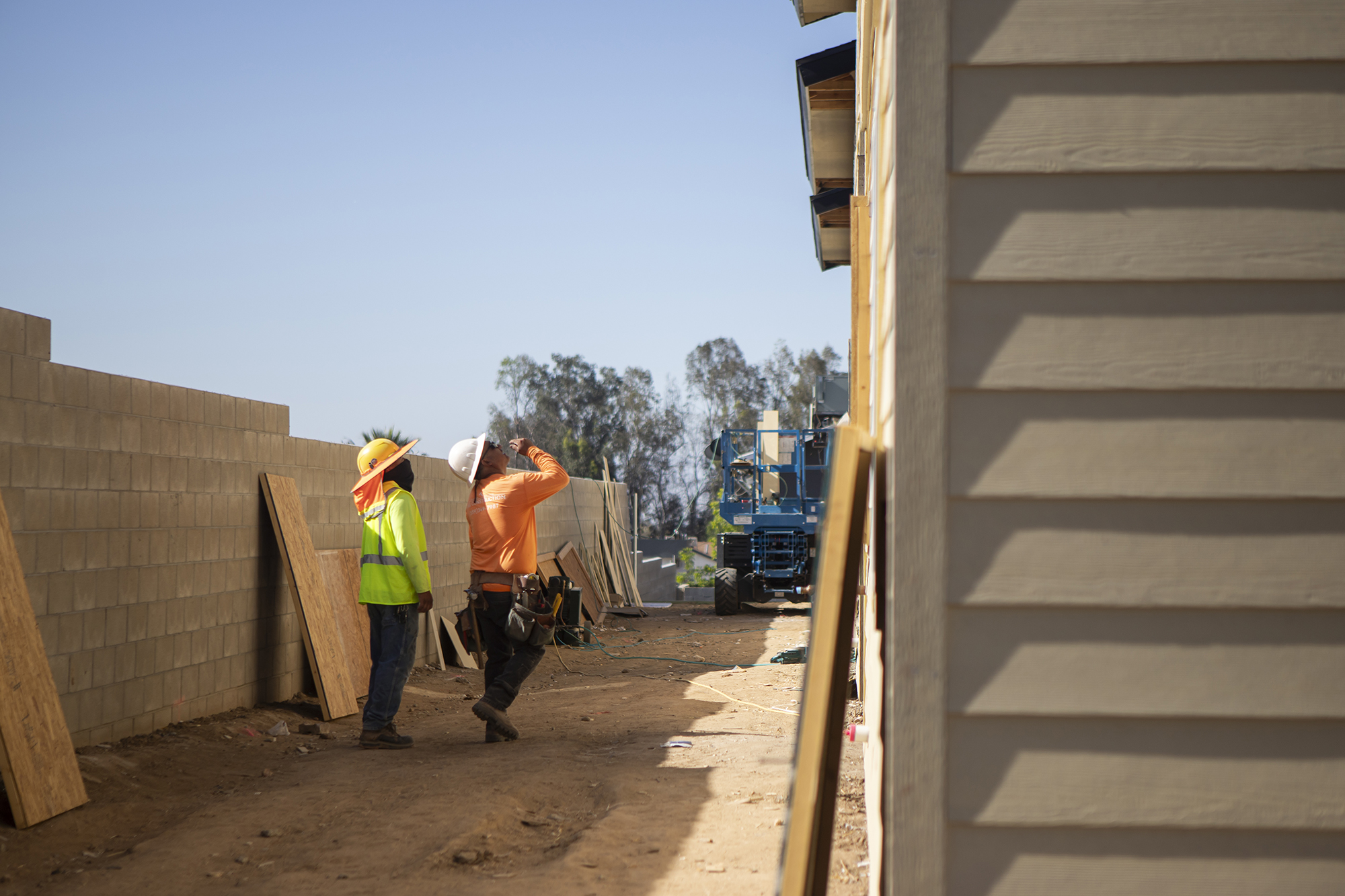 Construction workers building an apartment complex site for an affordable housing project in Bakersfield on May 29, 2024. Photo by Larry Valenzuela, CalMatters/CatchLight Local