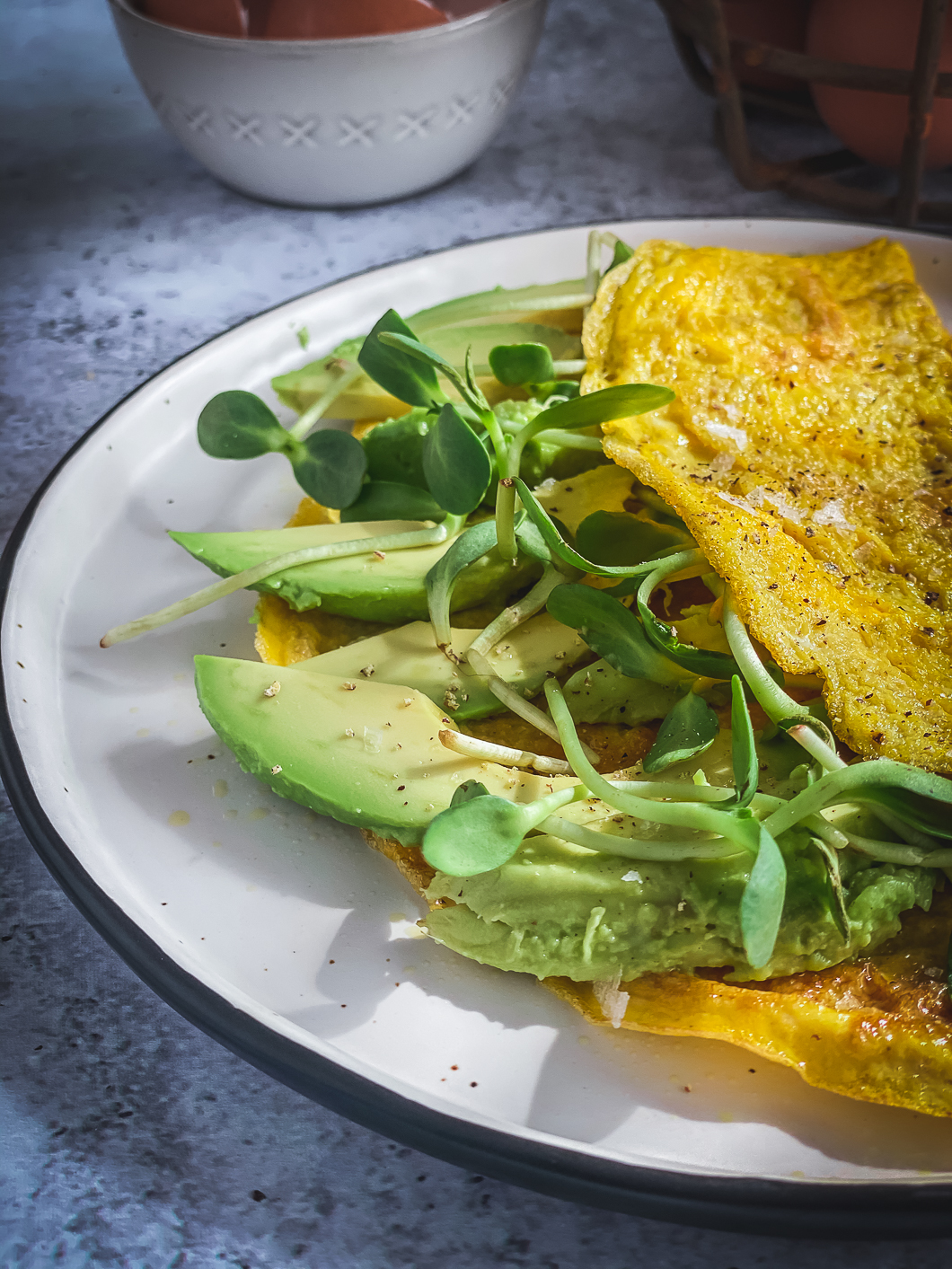 Omelette with avocado and greens