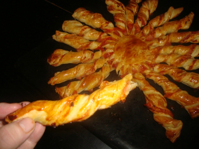 Tarte Soleil Torsadee Pour L Aperitif Au Jambon Et Aux Tomates Ca Ne Sent Pas Un Peu Le Brule La