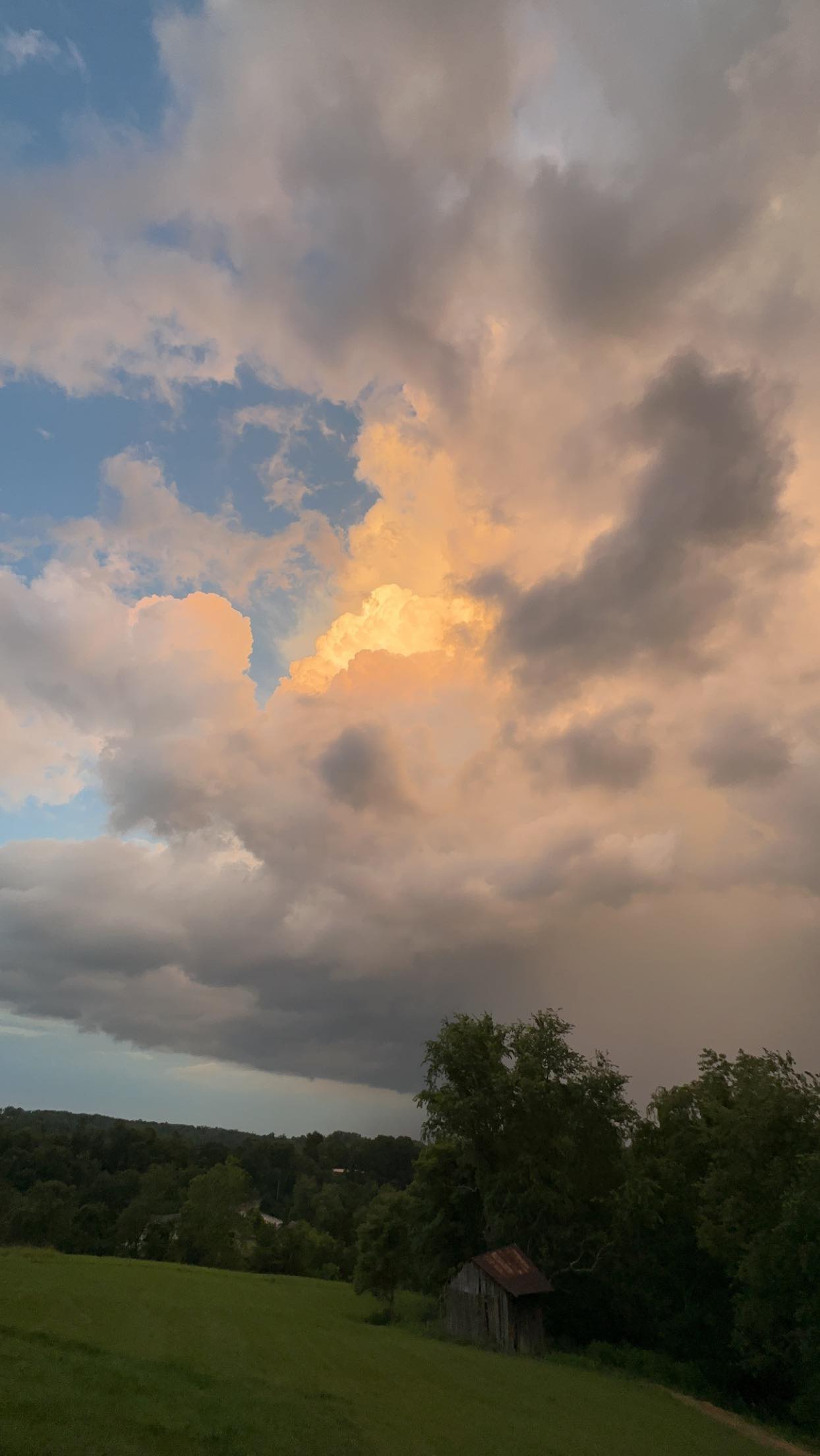 An evening thunderstorm moves toward Peak Creek Holler in Pulaski County. Courtesy of Beth DeHart.