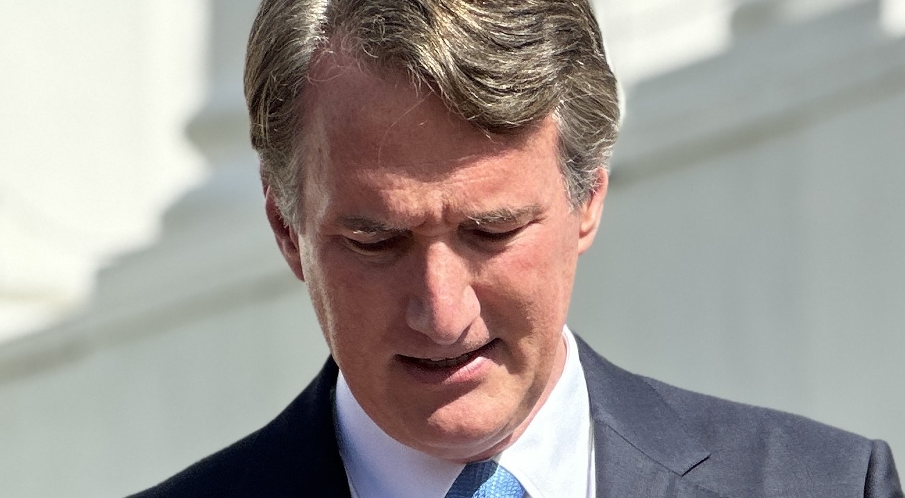 Gov Glenn Youngkin.