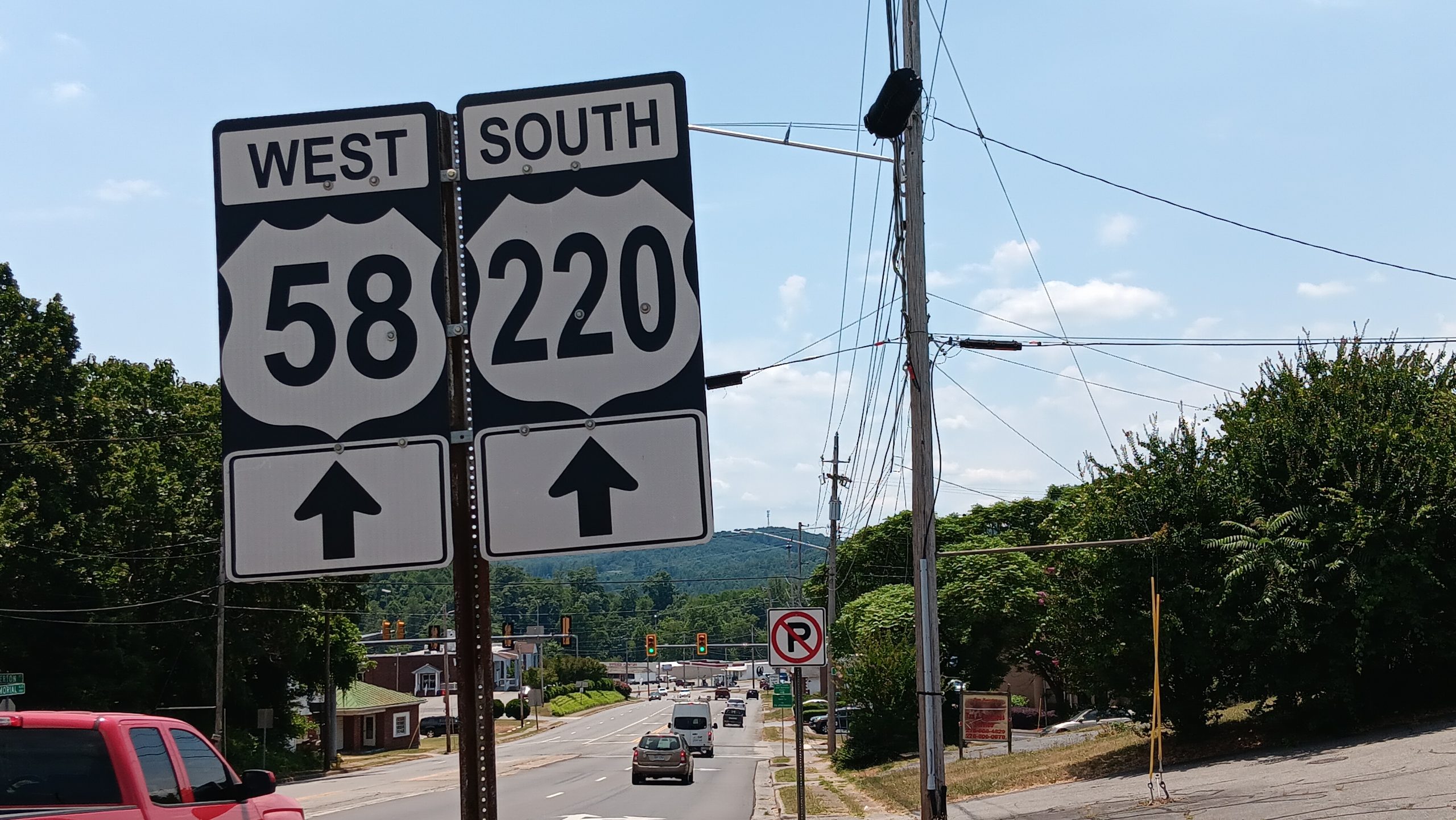 A U.S. 58/U.S. 220 highway marker next to a road.