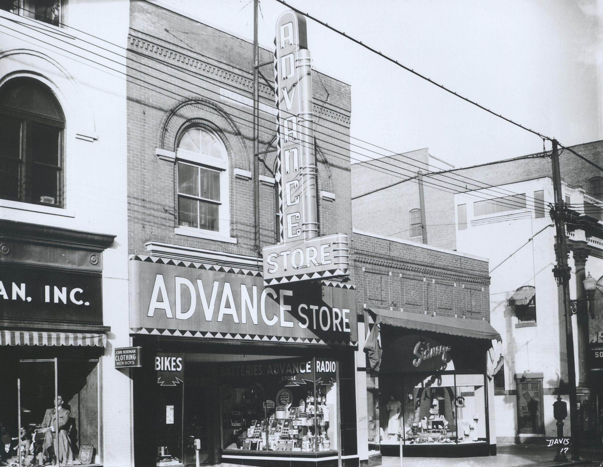 A black-and-white image of an Advance store in downtown Roanoke in 1933.