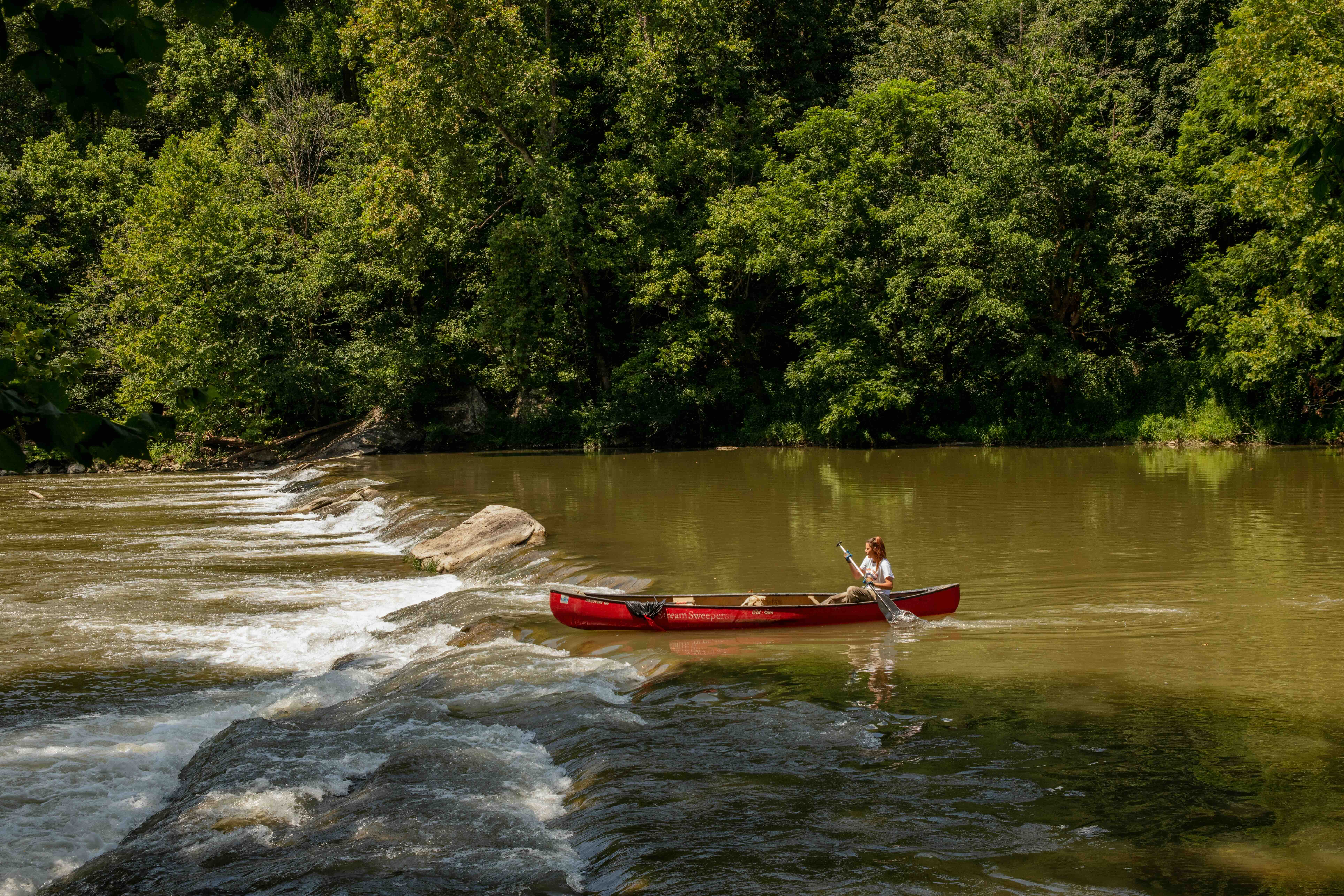 Stream Sweeper canoes and pick-ups trash on the Clinch River. © Travis Dove/TNC
