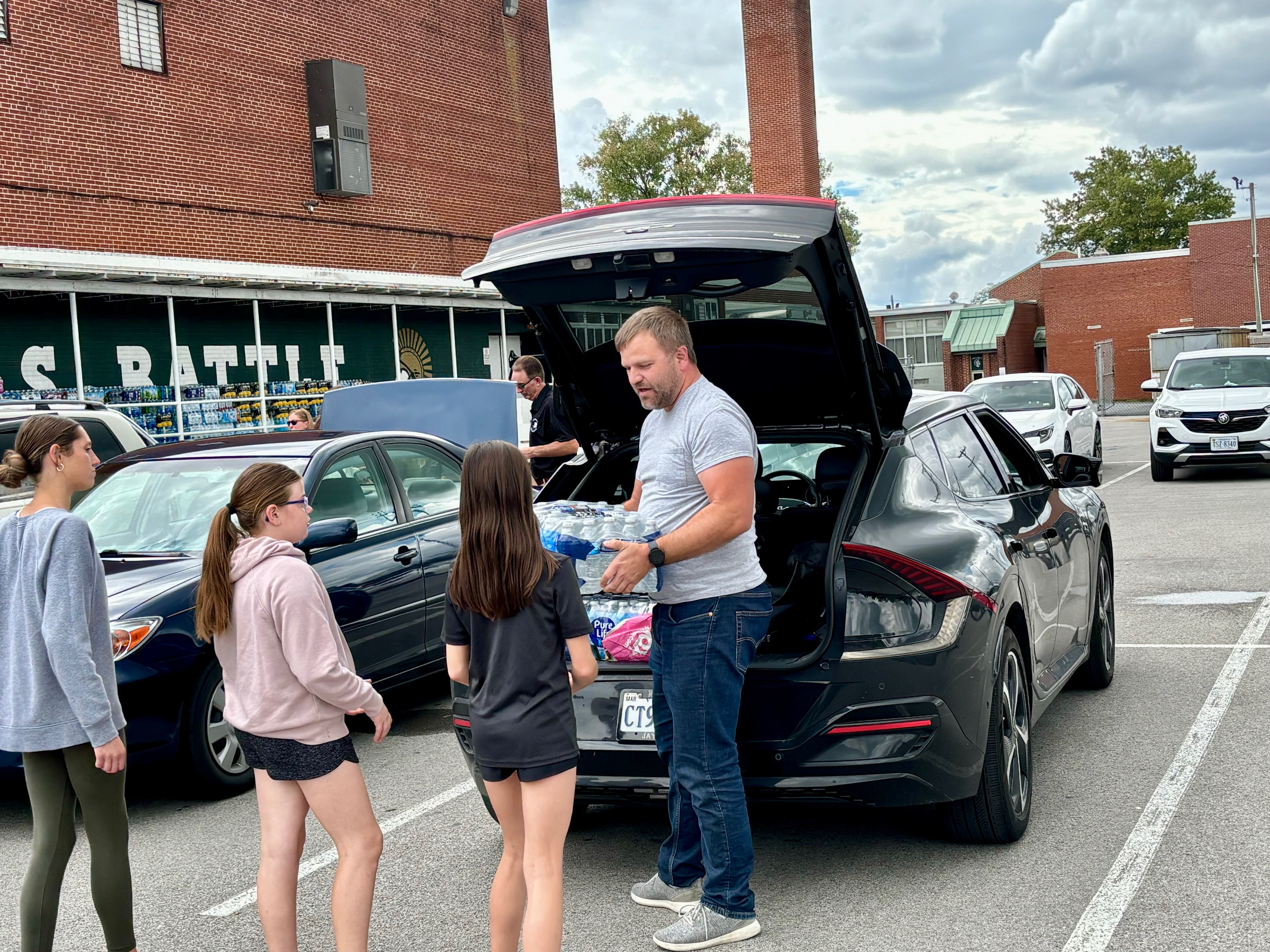 tudents at John S. Battle High School collect flood relief donations. Courtesy of Katie Thomasson
