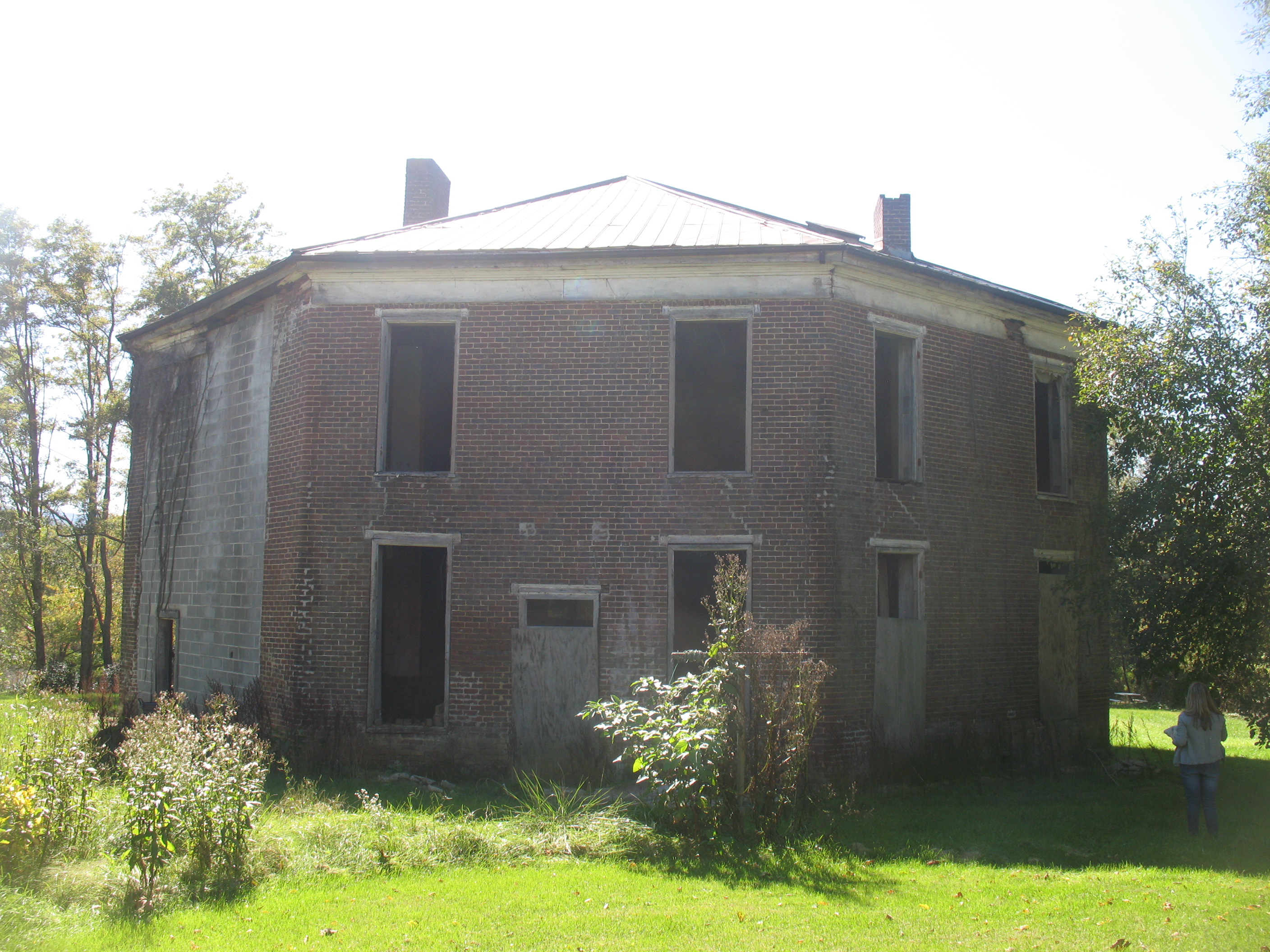 Back of Octagon House, showing damaged exterior load bearing wall