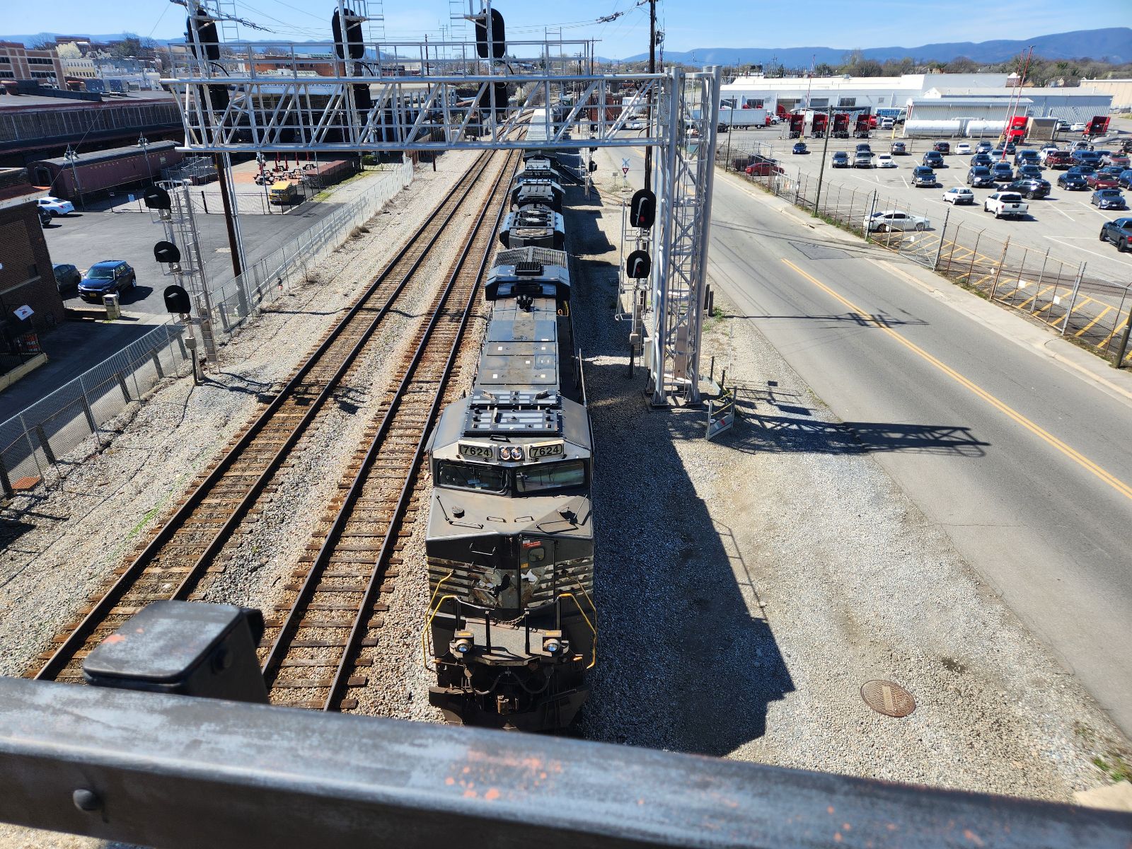 Railroad industry group drops lawsuit over broadband crossings in Virginia