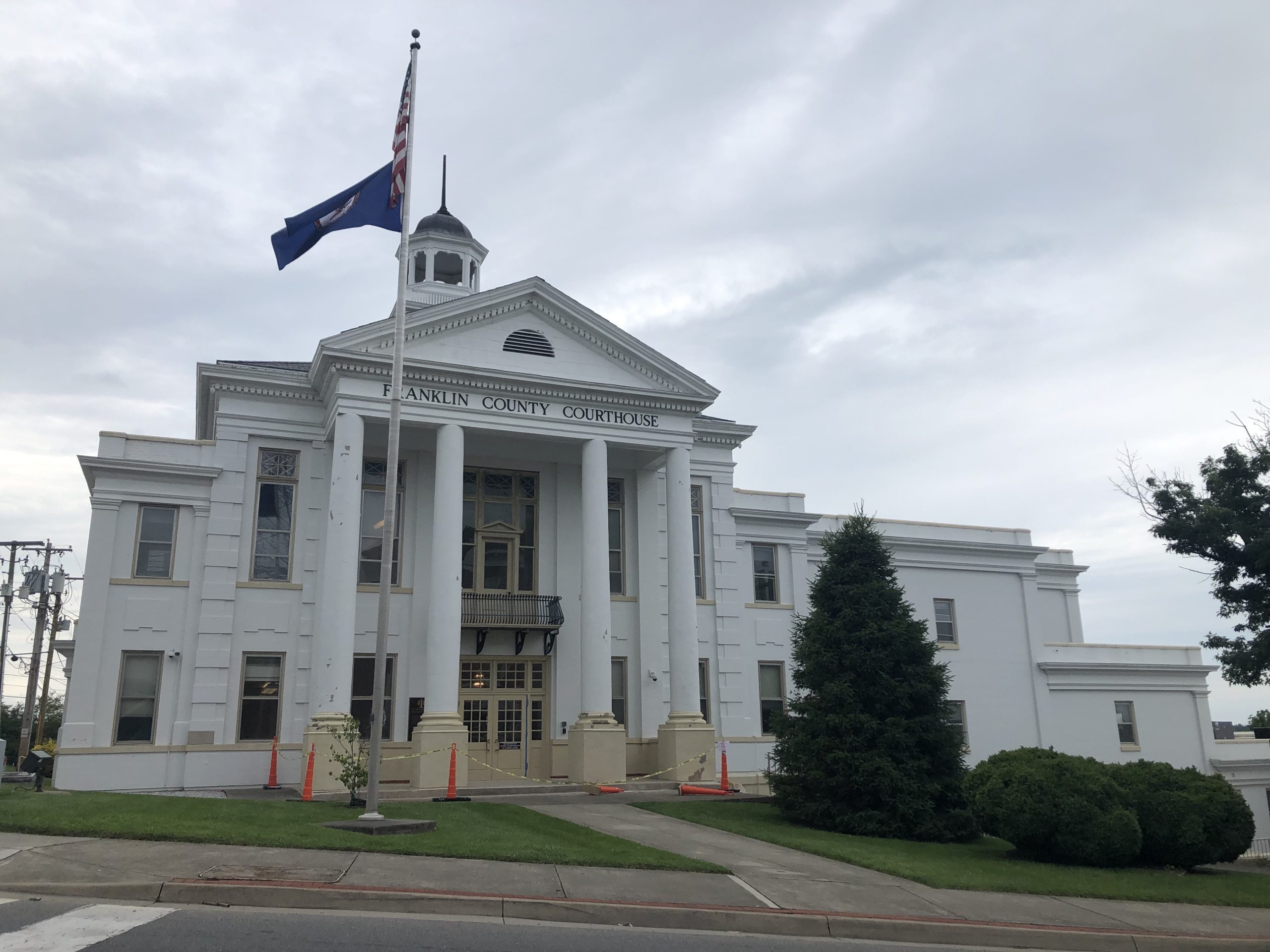 an exterior photo of the Franklin County Courthouse, a white building with tall columns across the front